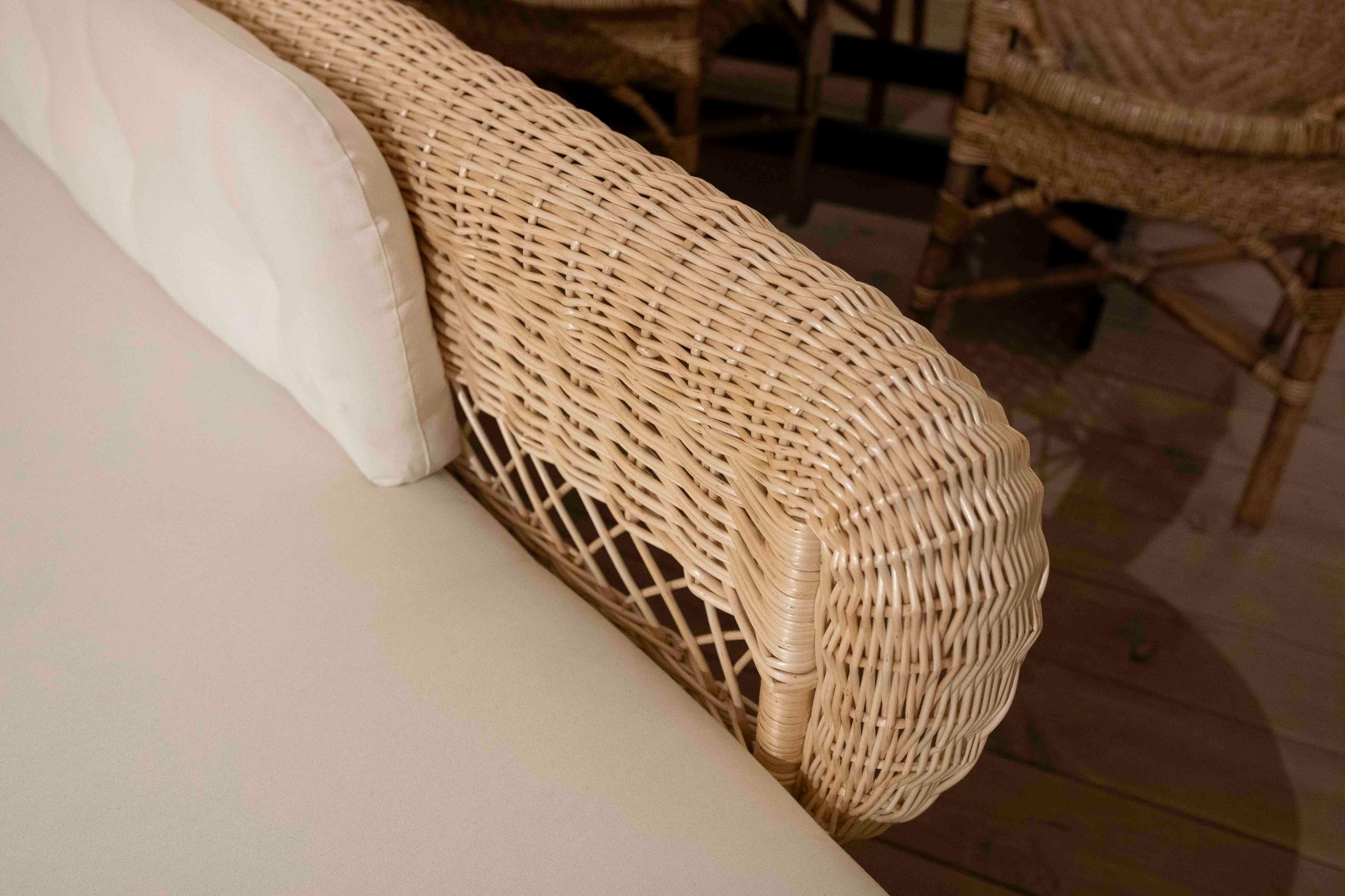 Chaise longue in vimini con cuscini bianchi In condizioni buone in vendita a Marbella, ES