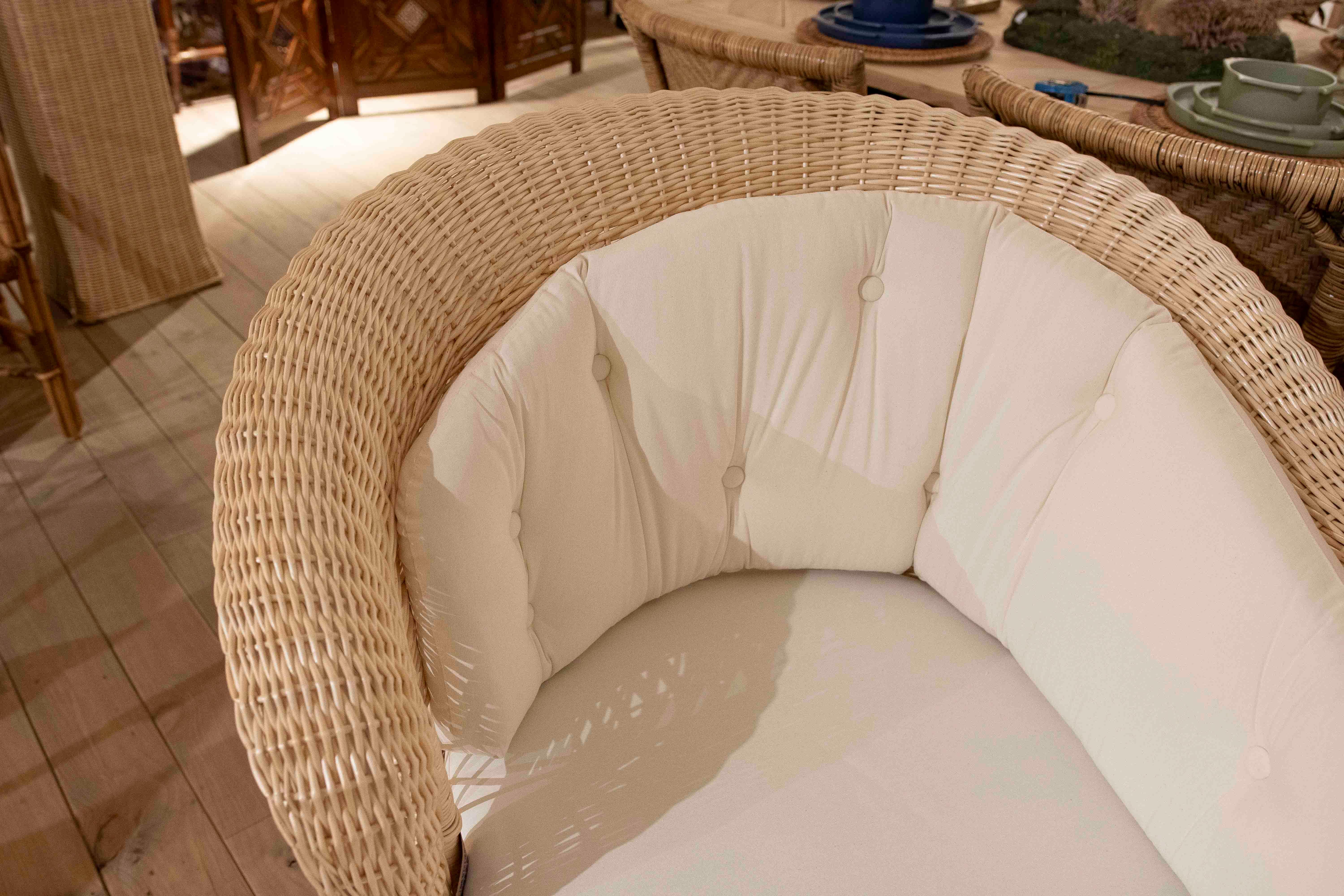 XX secolo Chaise longue in vimini con cuscini bianchi in vendita