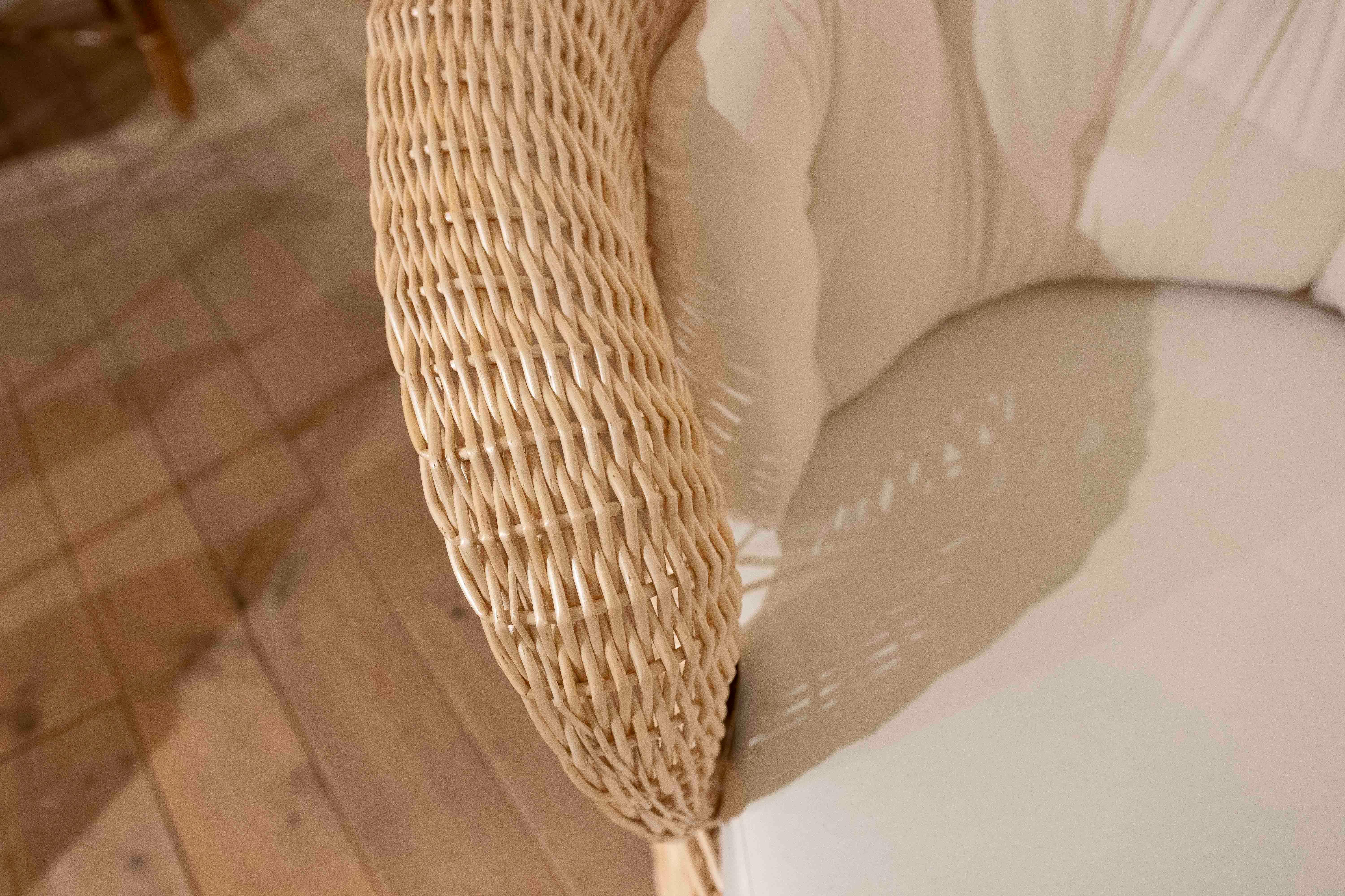Tessuto Chaise longue in vimini con cuscini bianchi in vendita