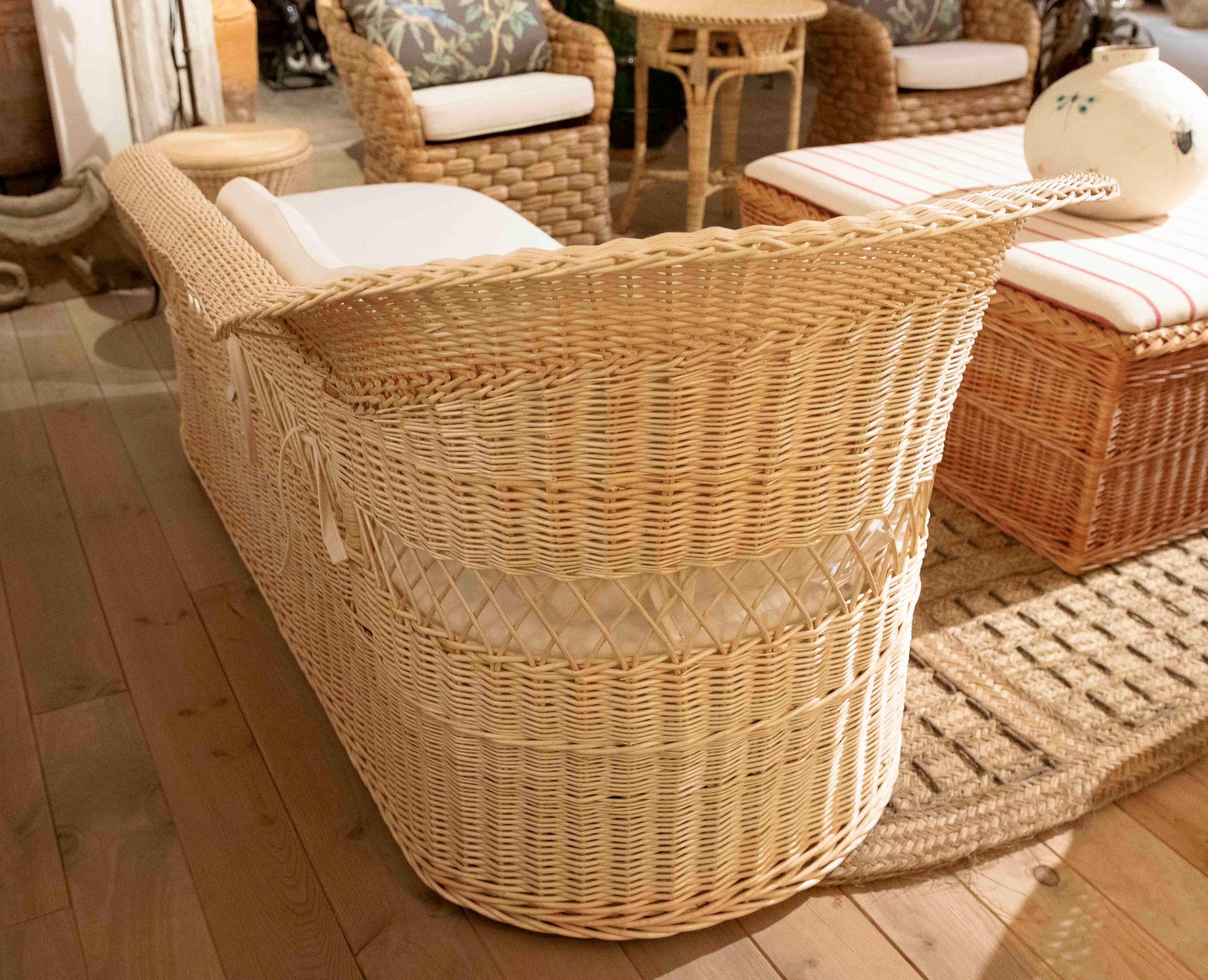 Chaise longue in vimini con cuscini bianchi in vendita 1