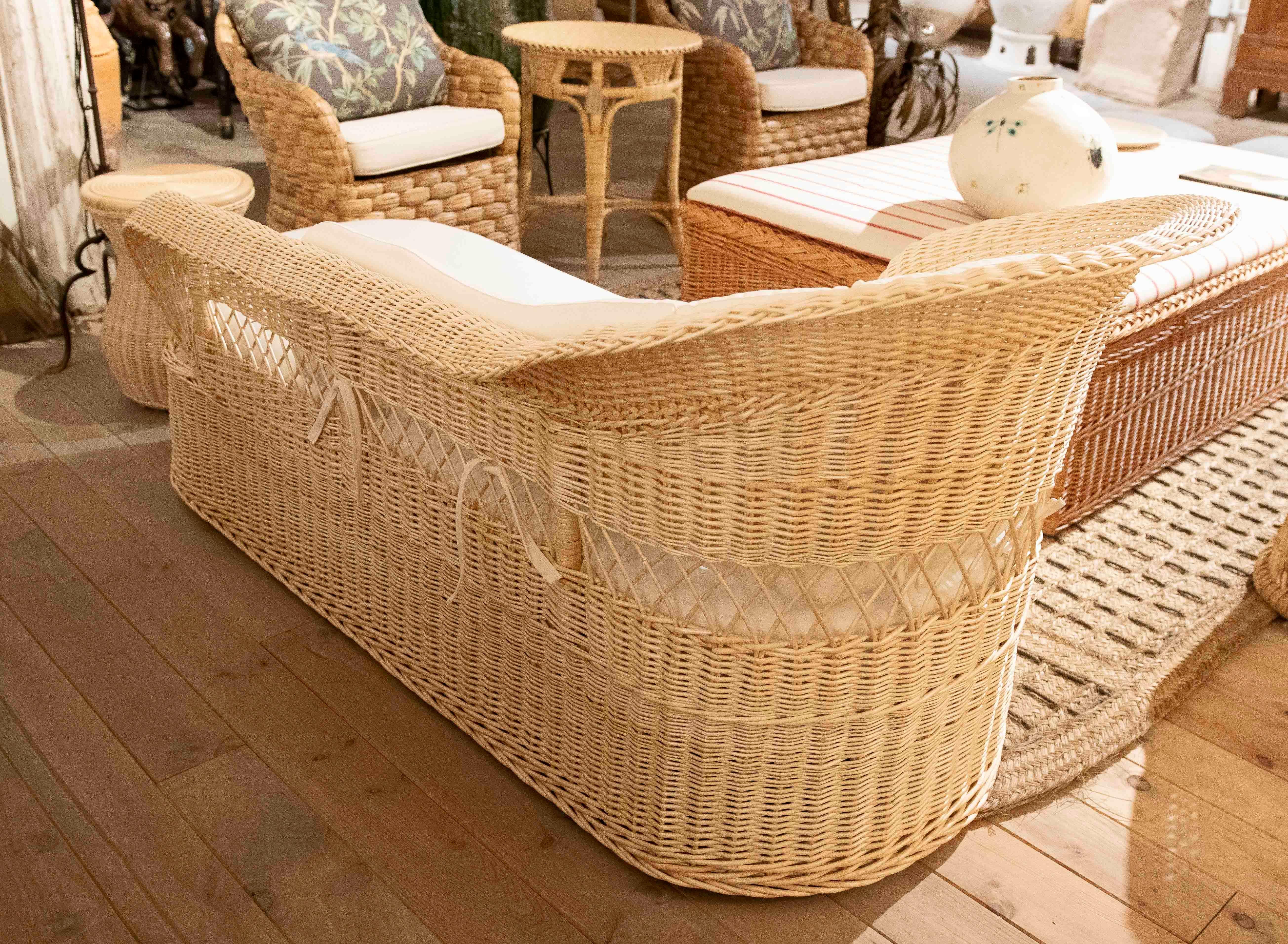 Chaise longue in vimini con cuscini bianchi in vendita 2