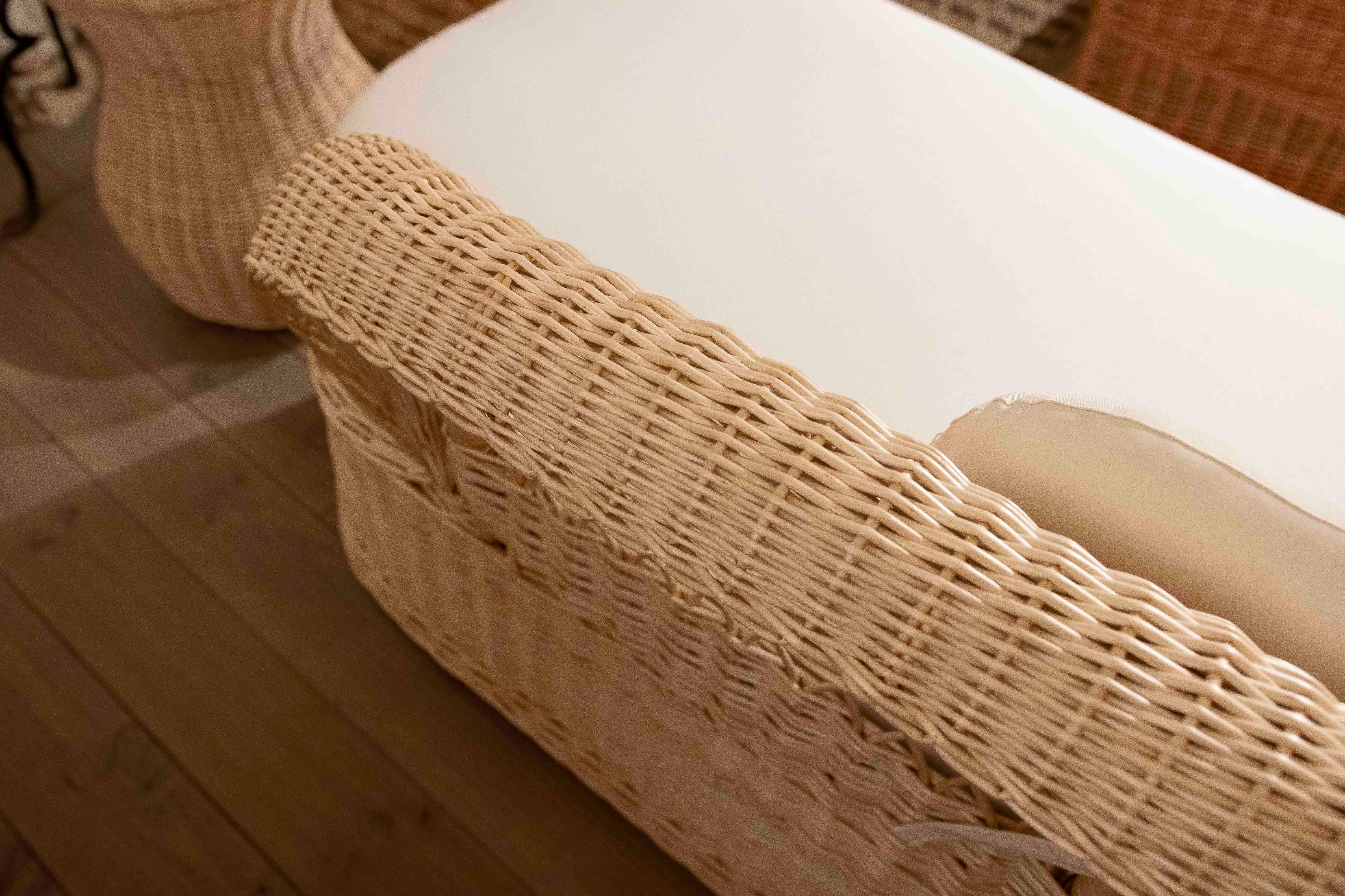 Chaise longue in vimini con cuscini bianchi in vendita 3