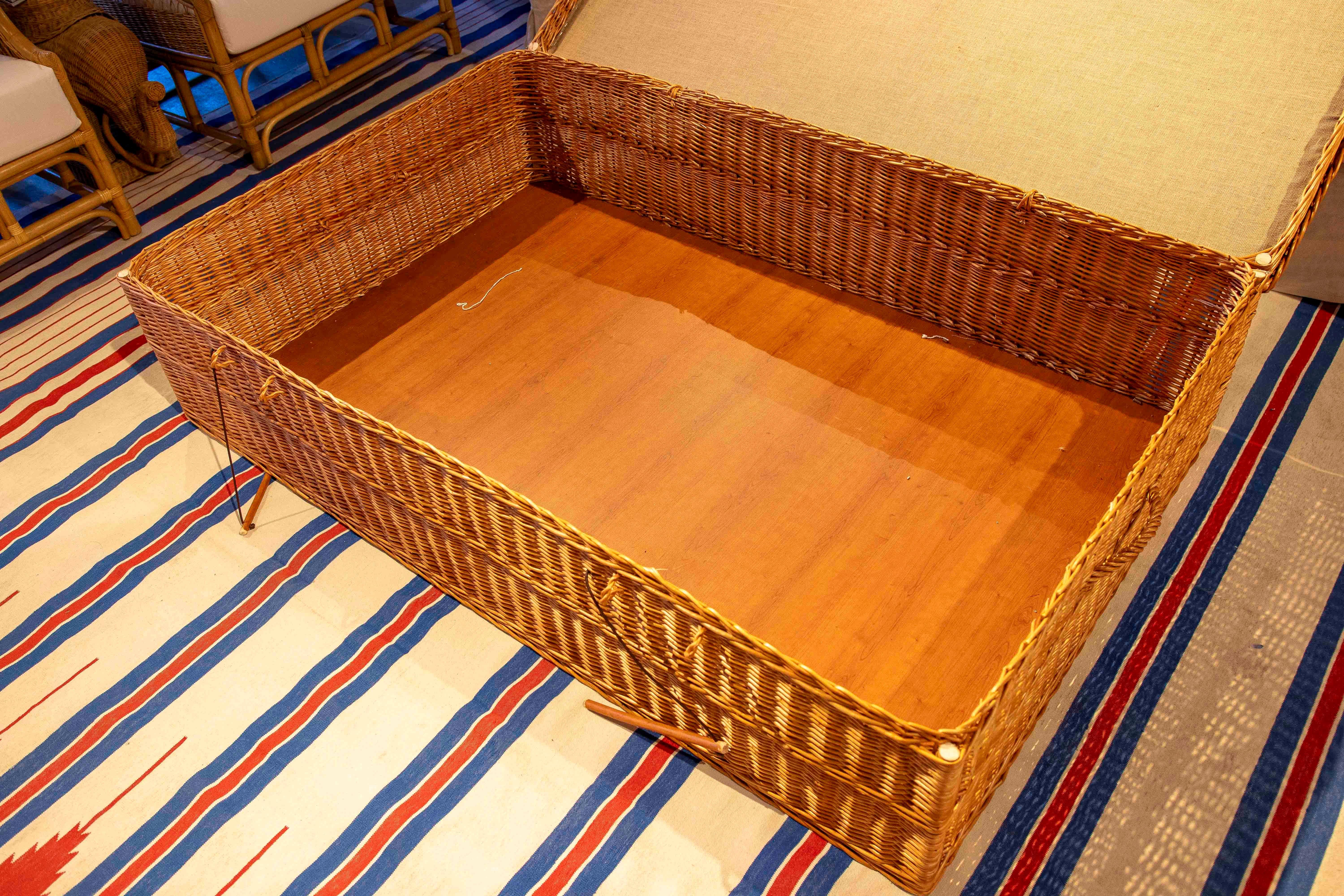 Mesa baja de mimbre con tapicería floral clásica y amplio espacio de almacenamiento en venta 4
