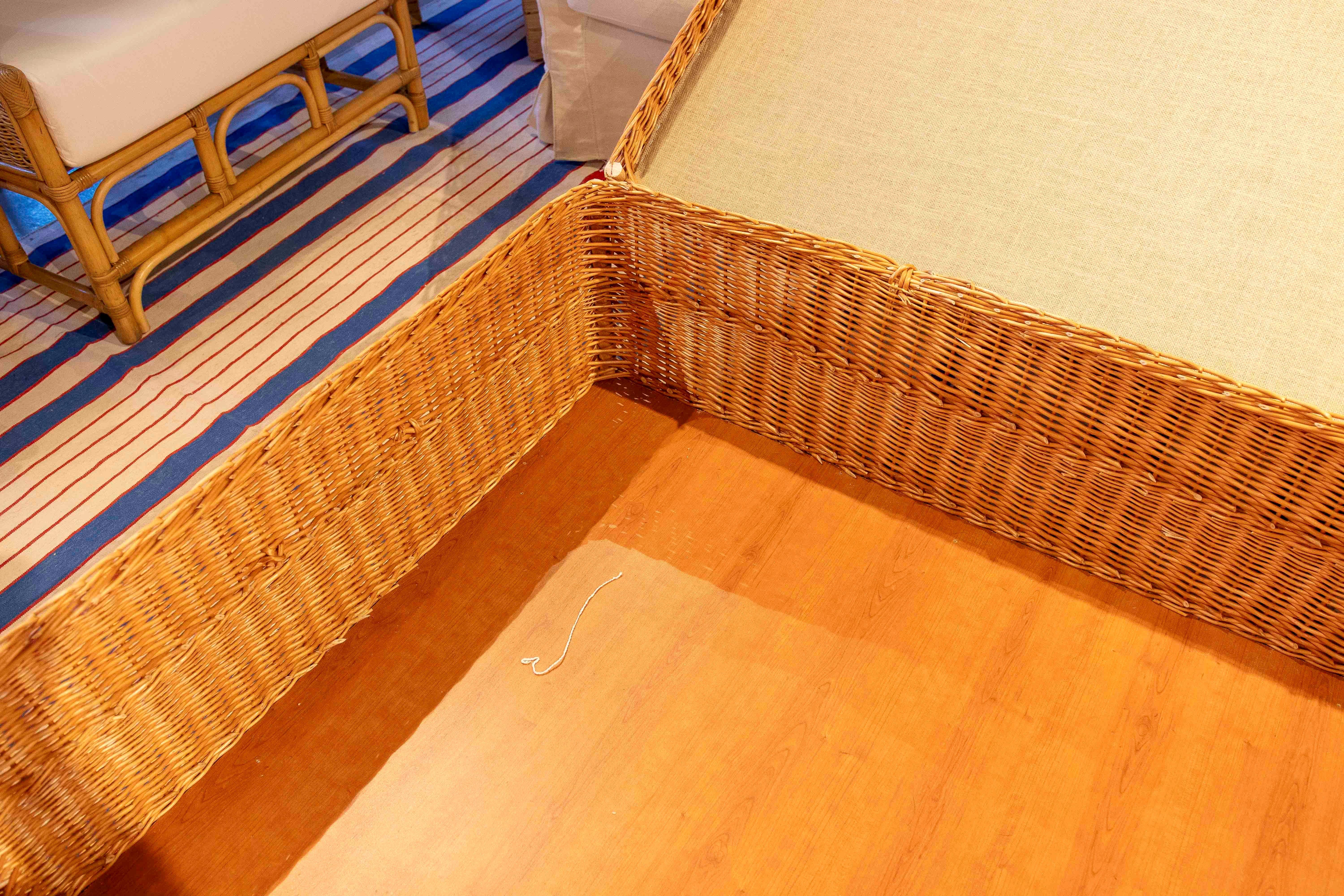 Mesa baja de mimbre con tapicería floral clásica y amplio espacio de almacenamiento en venta 5