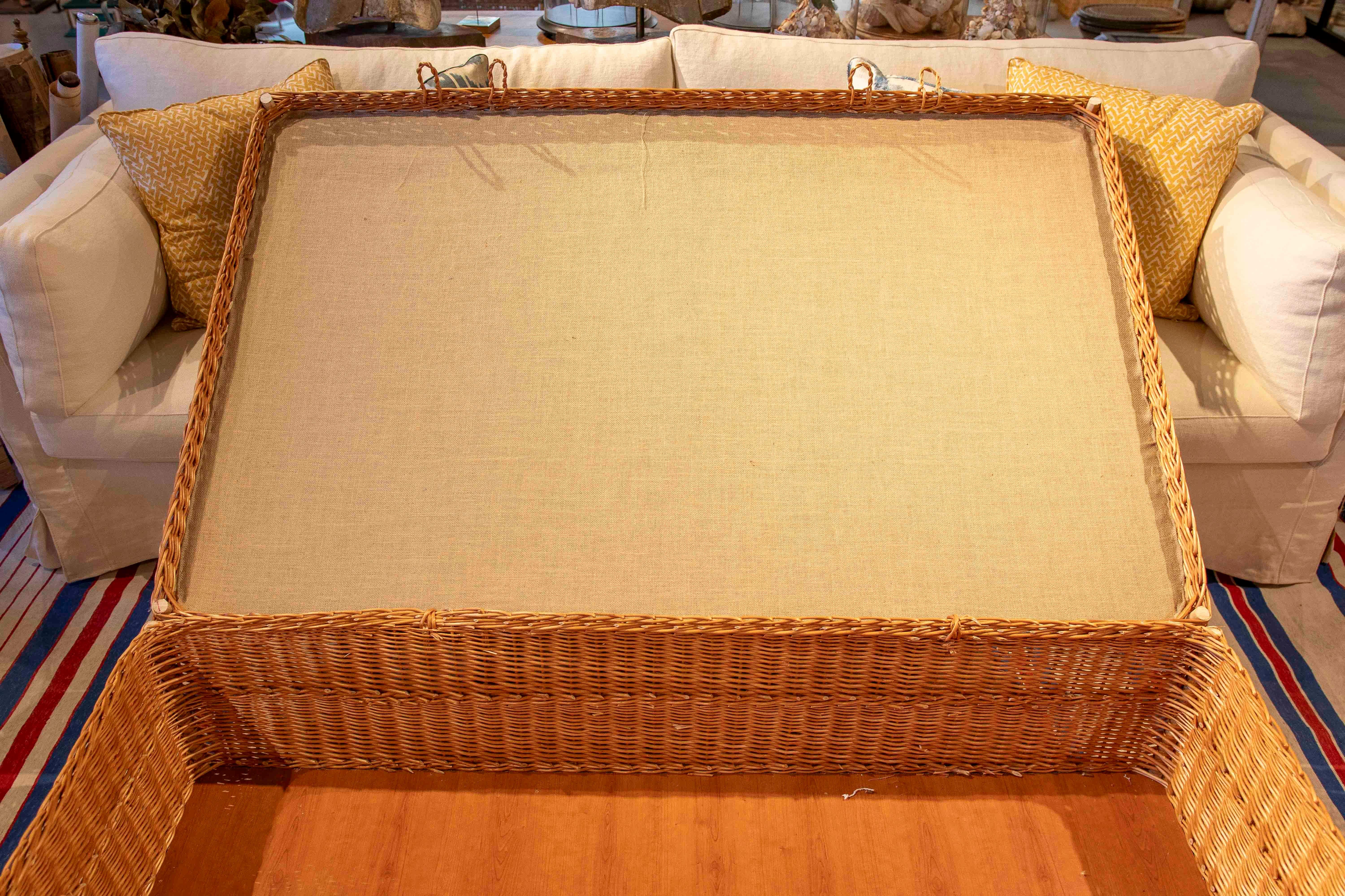 Mesa baja de mimbre con tapicería floral clásica y amplio espacio de almacenamiento en venta 6