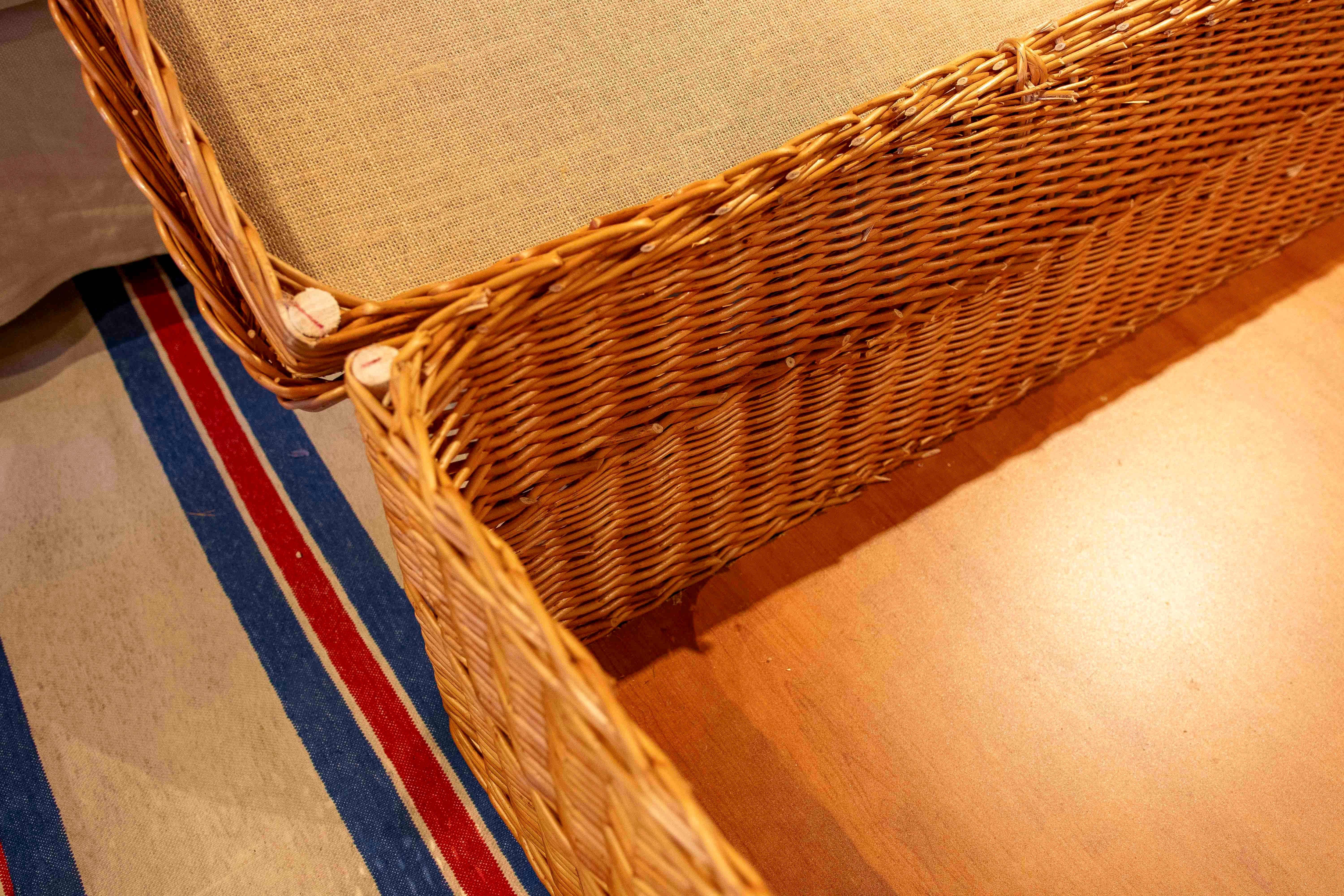 Mesa baja de mimbre con tapicería floral clásica y amplio espacio de almacenamiento en venta 8
