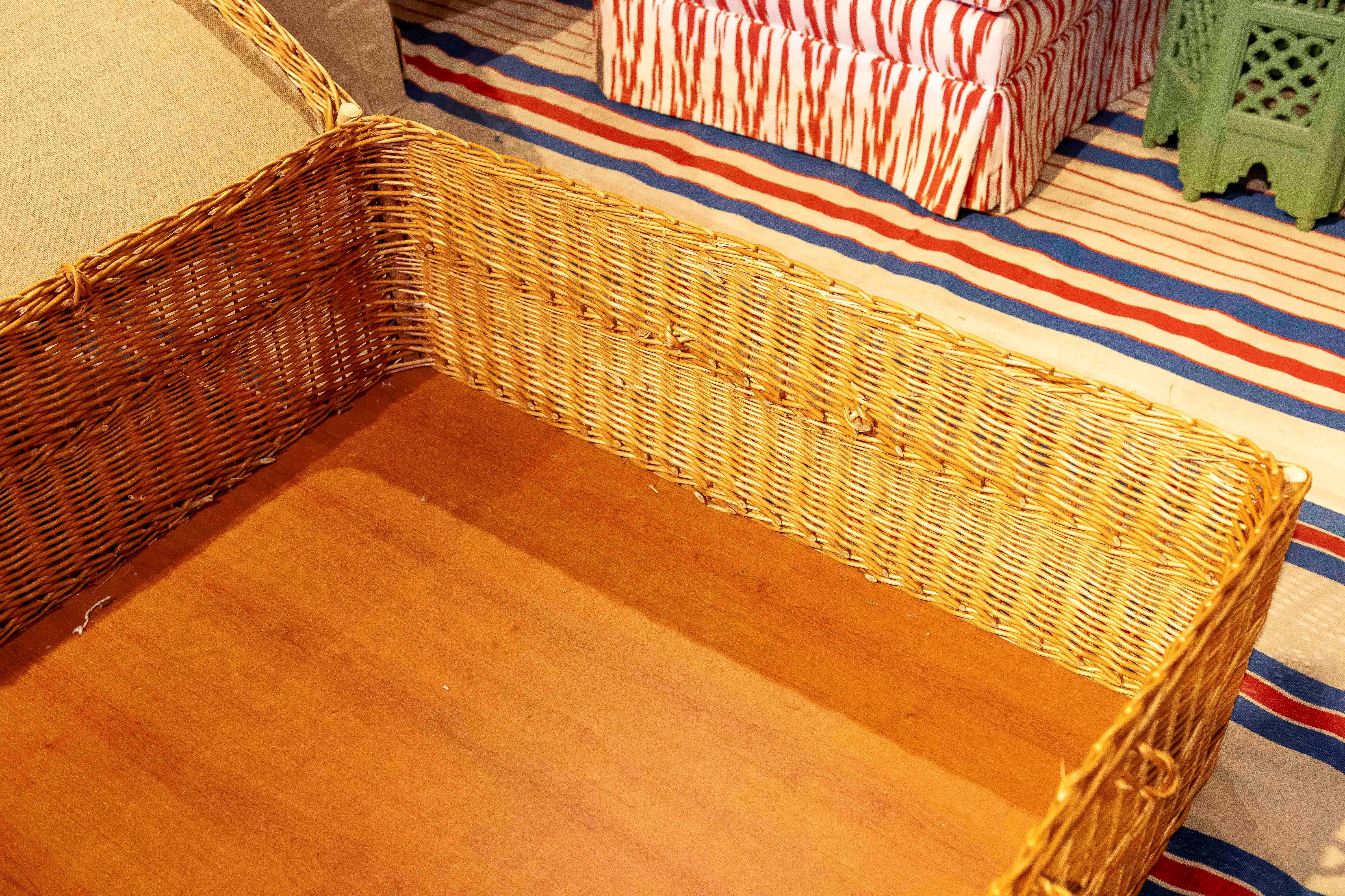Mesa baja de mimbre con tapicería floral clásica y amplio espacio de almacenamiento en venta 9