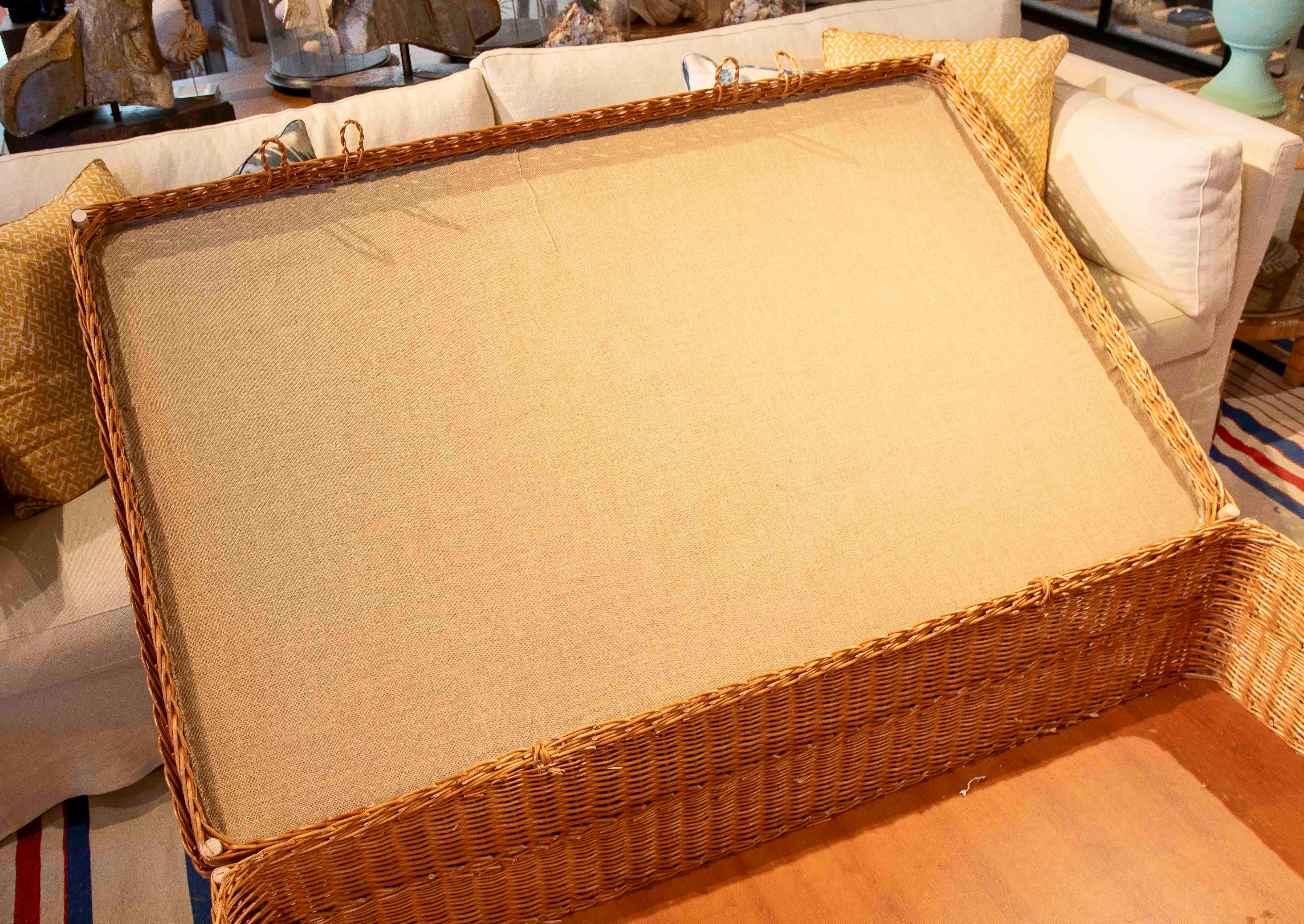 Mesa baja de mimbre con tapicería floral clásica y amplio espacio de almacenamiento en venta 10