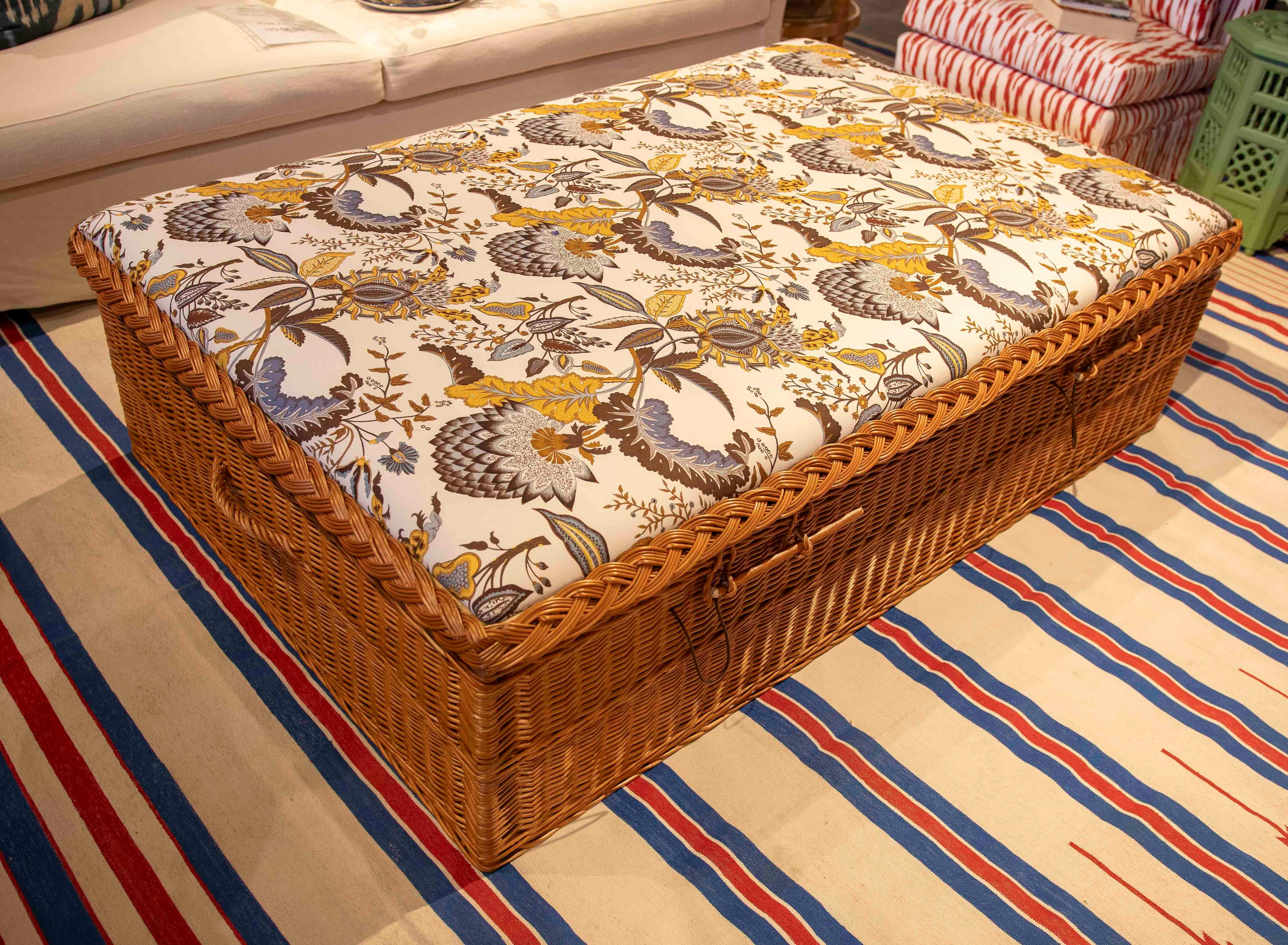 Mesa baja de mimbre con tapicería floral clásica y amplio espacio de almacenamiento Español en venta
