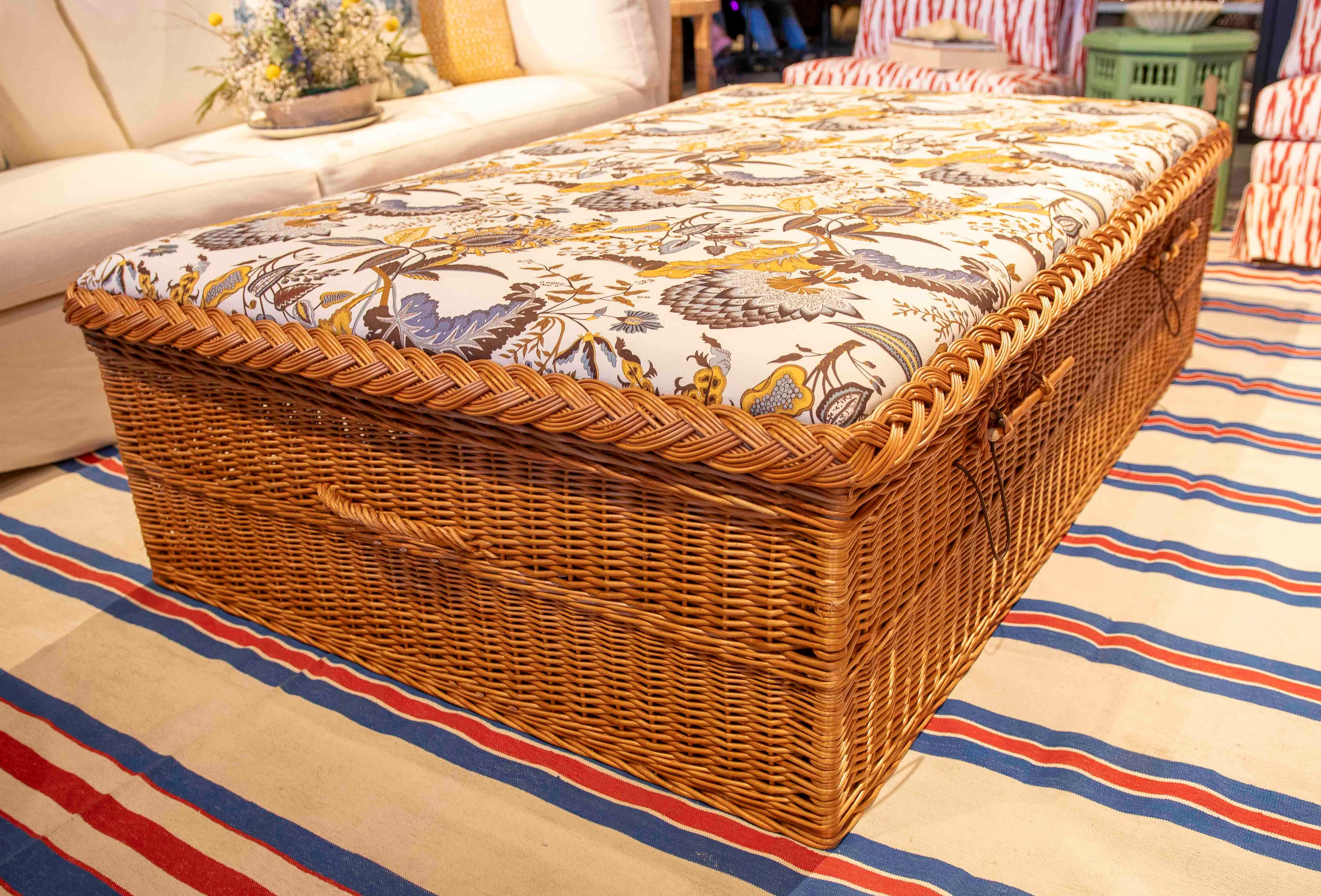 Mesa baja de mimbre con tapicería floral clásica y amplio espacio de almacenamiento en Bueno estado para la venta en Marbella, ES