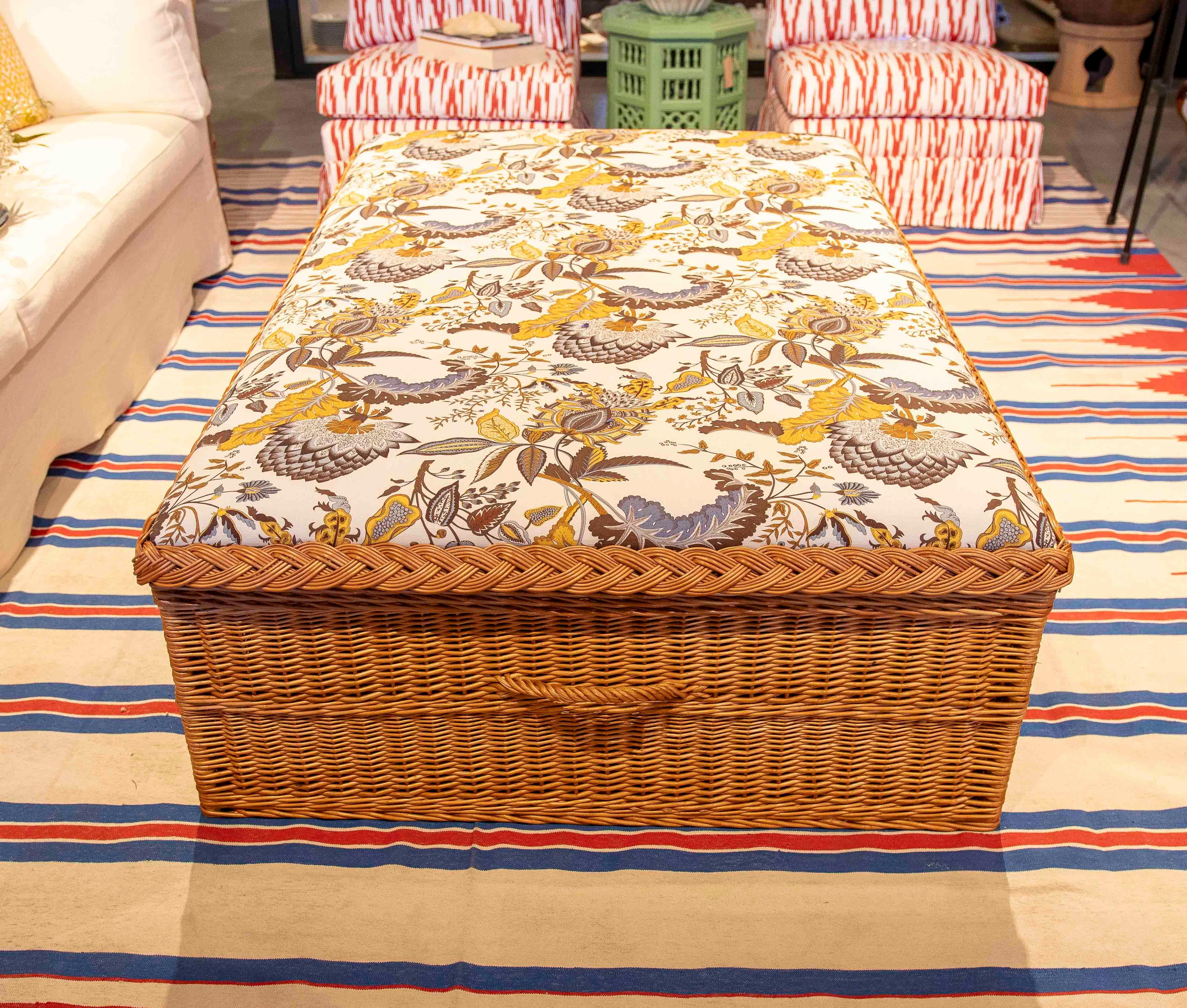 Mesa baja de mimbre con tapicería floral clásica y amplio espacio de almacenamiento Siglo XXI y contemporáneo en venta
