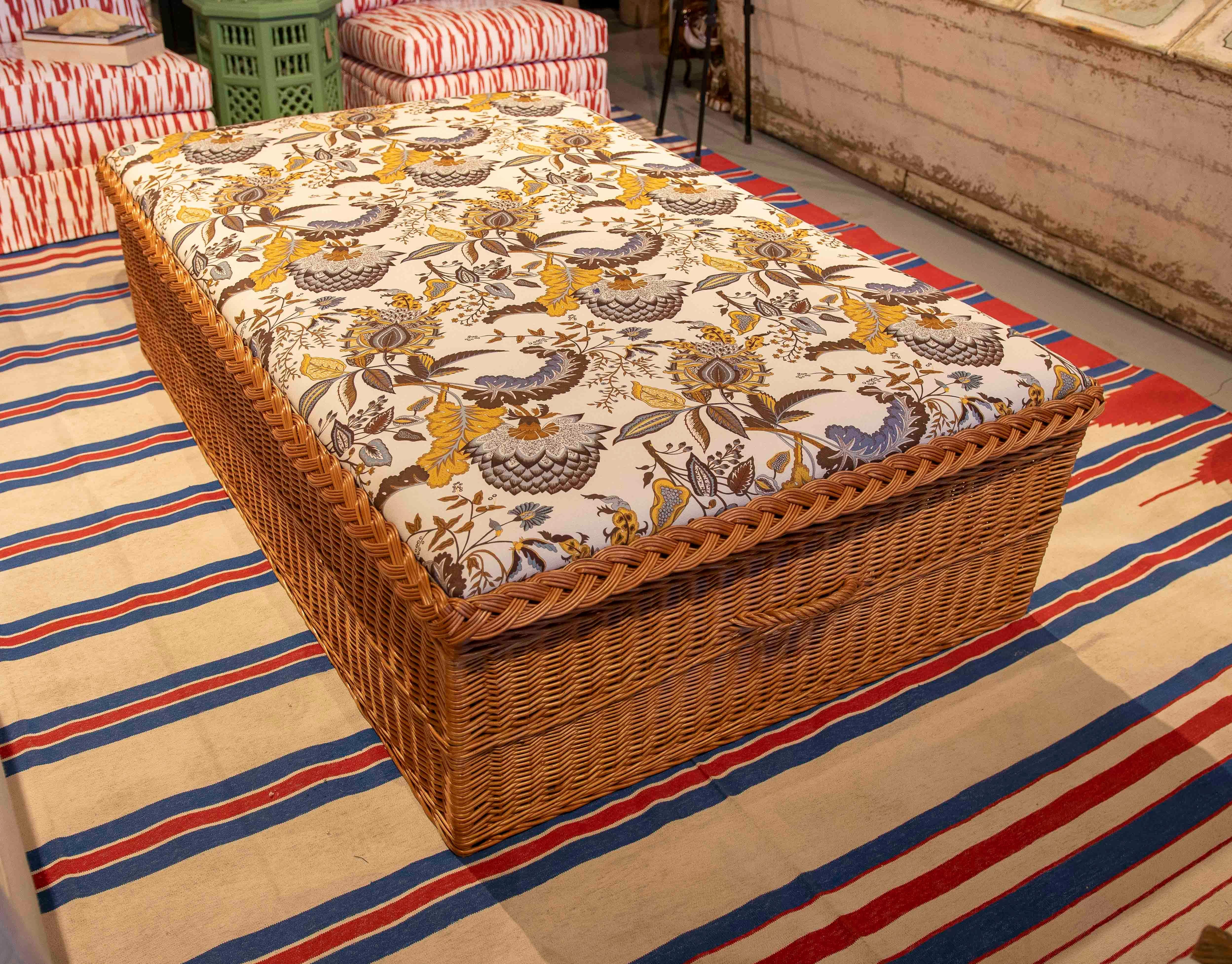 Mesa baja de mimbre con tapicería floral clásica y amplio espacio de almacenamiento Tela en venta