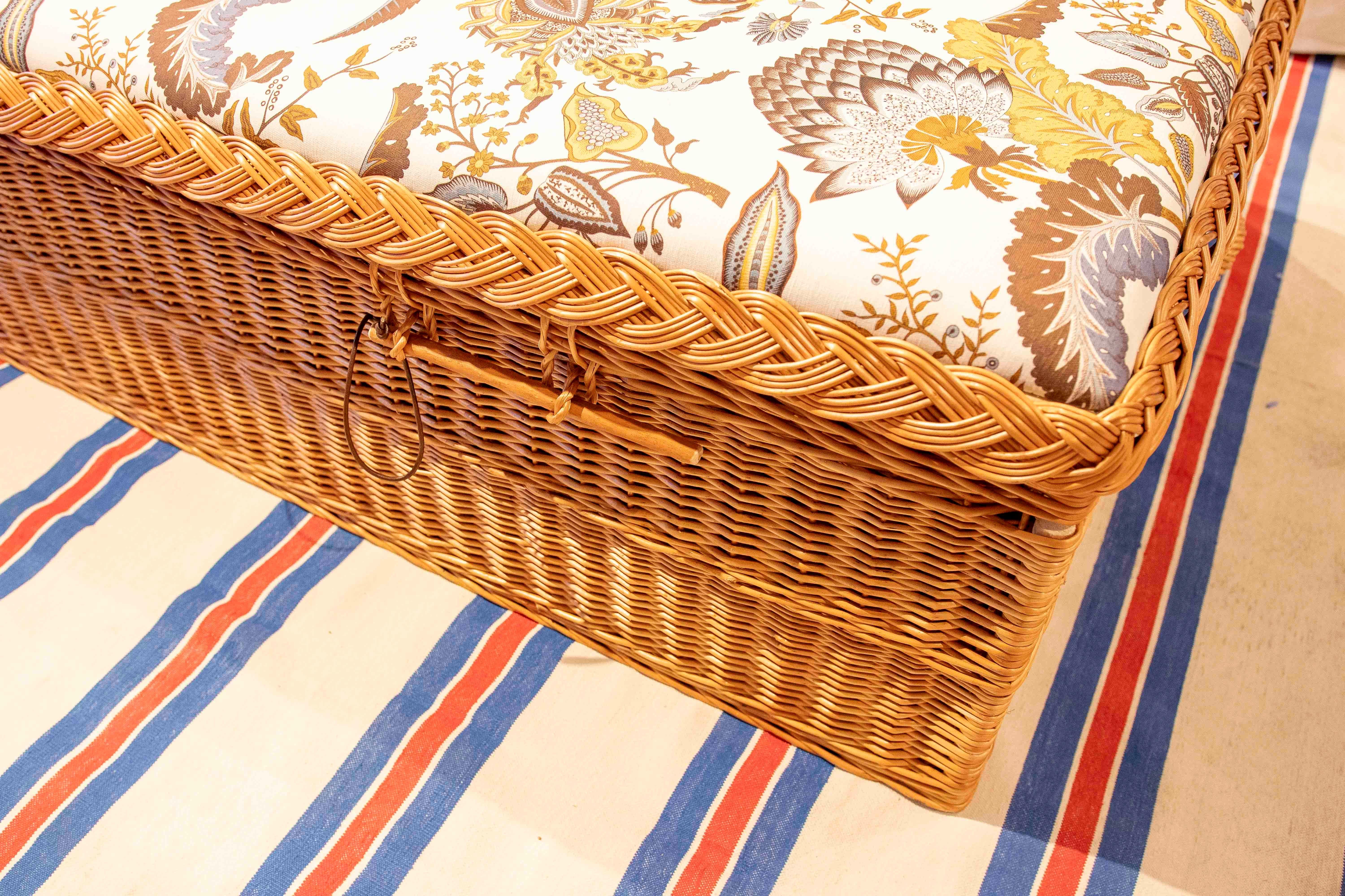 Mesa baja de mimbre con tapicería floral clásica y amplio espacio de almacenamiento en venta 1