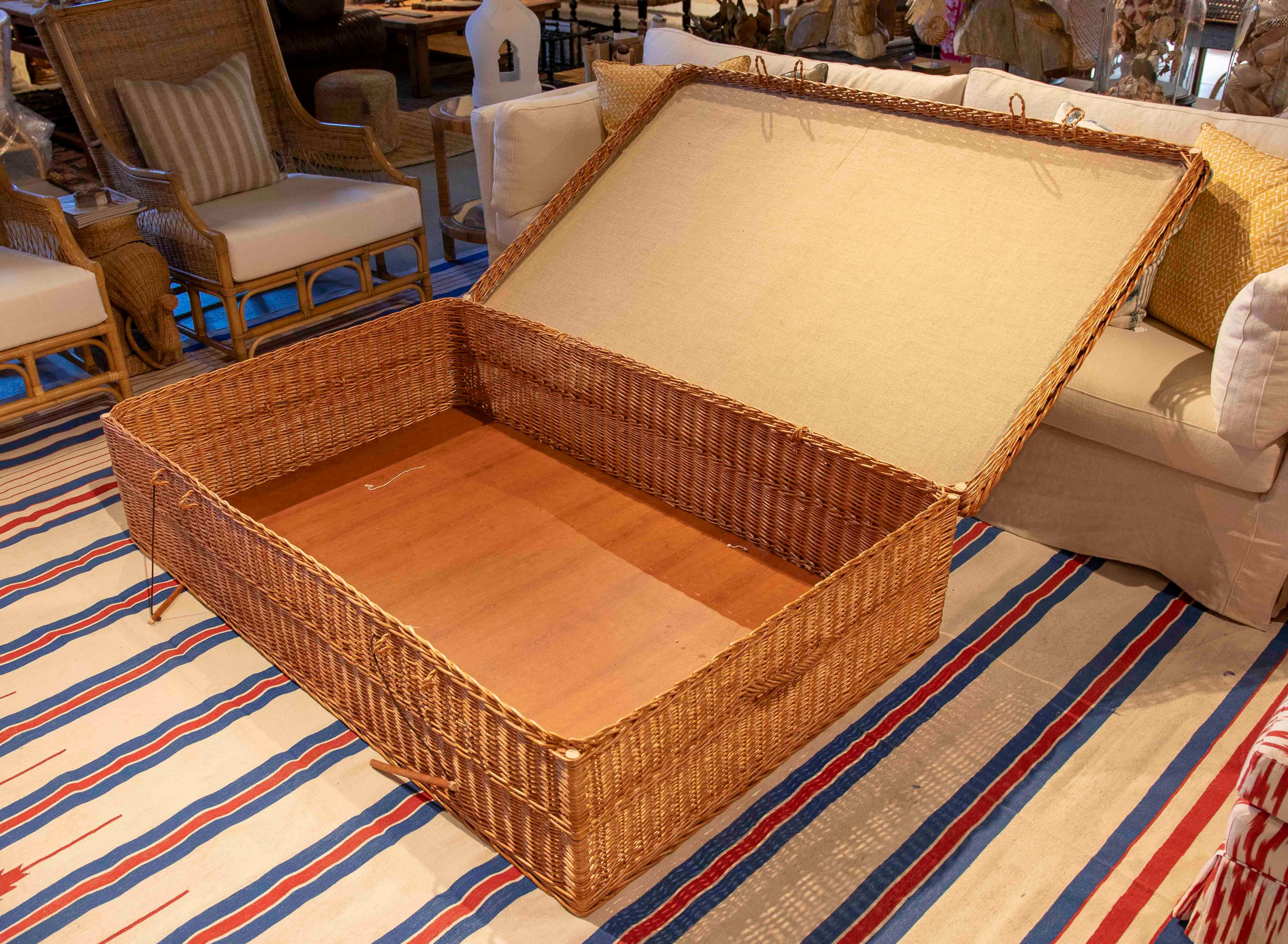Mesa baja de mimbre con tapicería floral clásica y amplio espacio de almacenamiento en venta 3