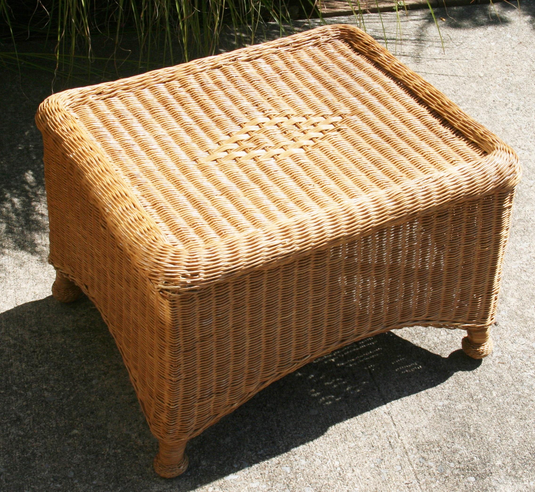 Wicker Coffee Table In Good Condition For Sale In Douglas Manor, NY