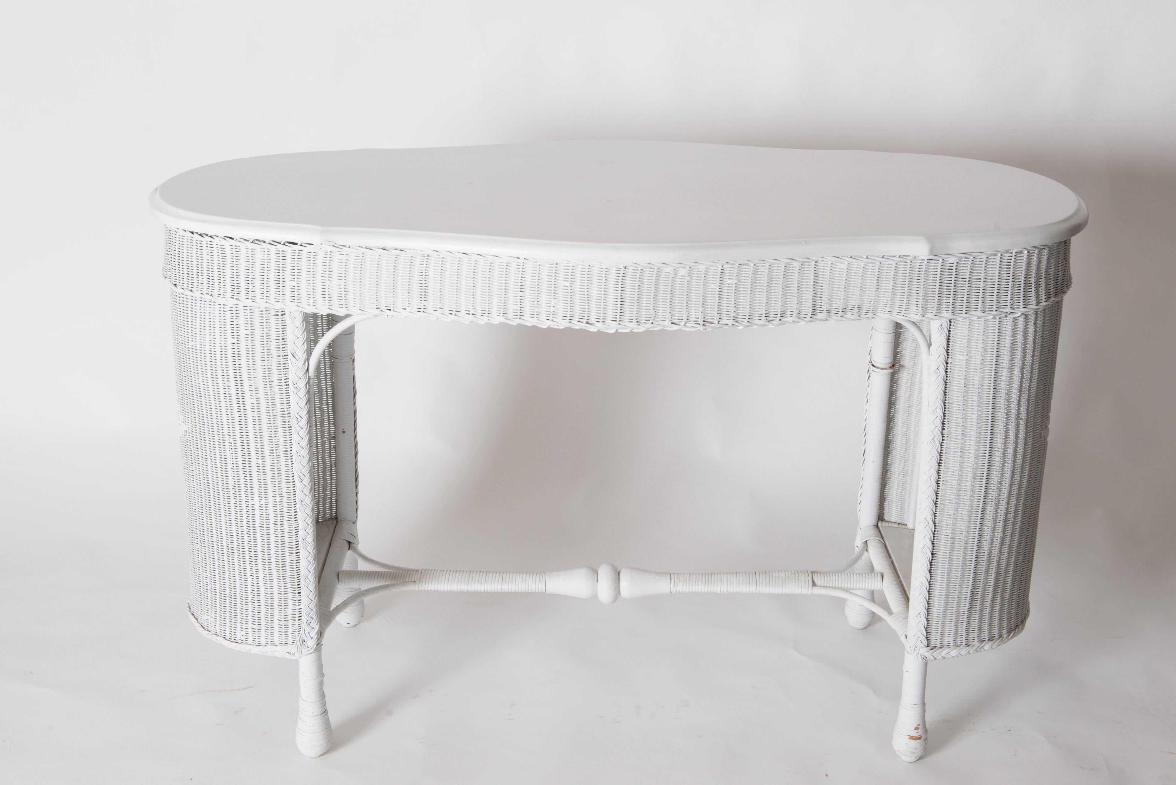 Vieille table ou bureau en osier, roseau ou rotin, avec une chaise en osier. Les deux pièces datent du début du XIXe siècle et ont été fraîchement peintes en gris clair. Excellent état vintage.