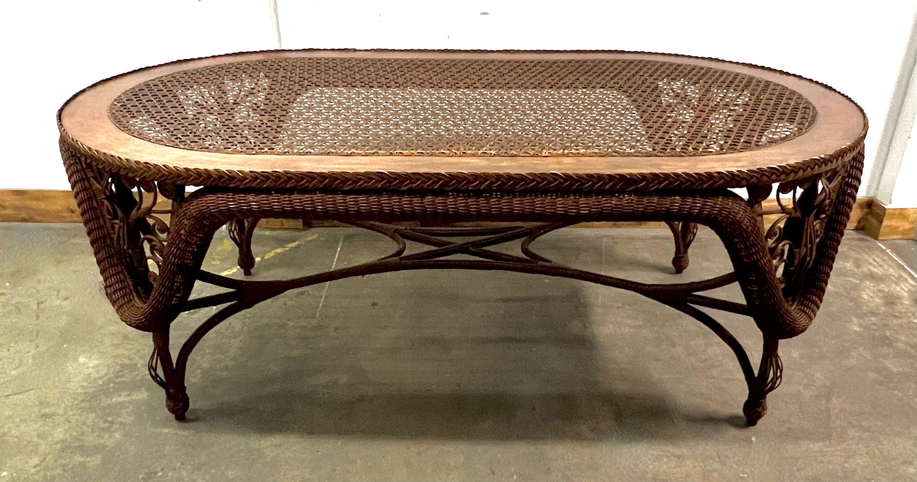Un tavolo tradizionale in vimini e 6 sedie. Il vimini ha un design molto intricato sia sul tavolo che sulle sedie. Tutti in buone condizioni per l'epoca, che riteniamo essere la metà del XX secolo. Il tavolo ha un pezzo di vetro tagliato su
