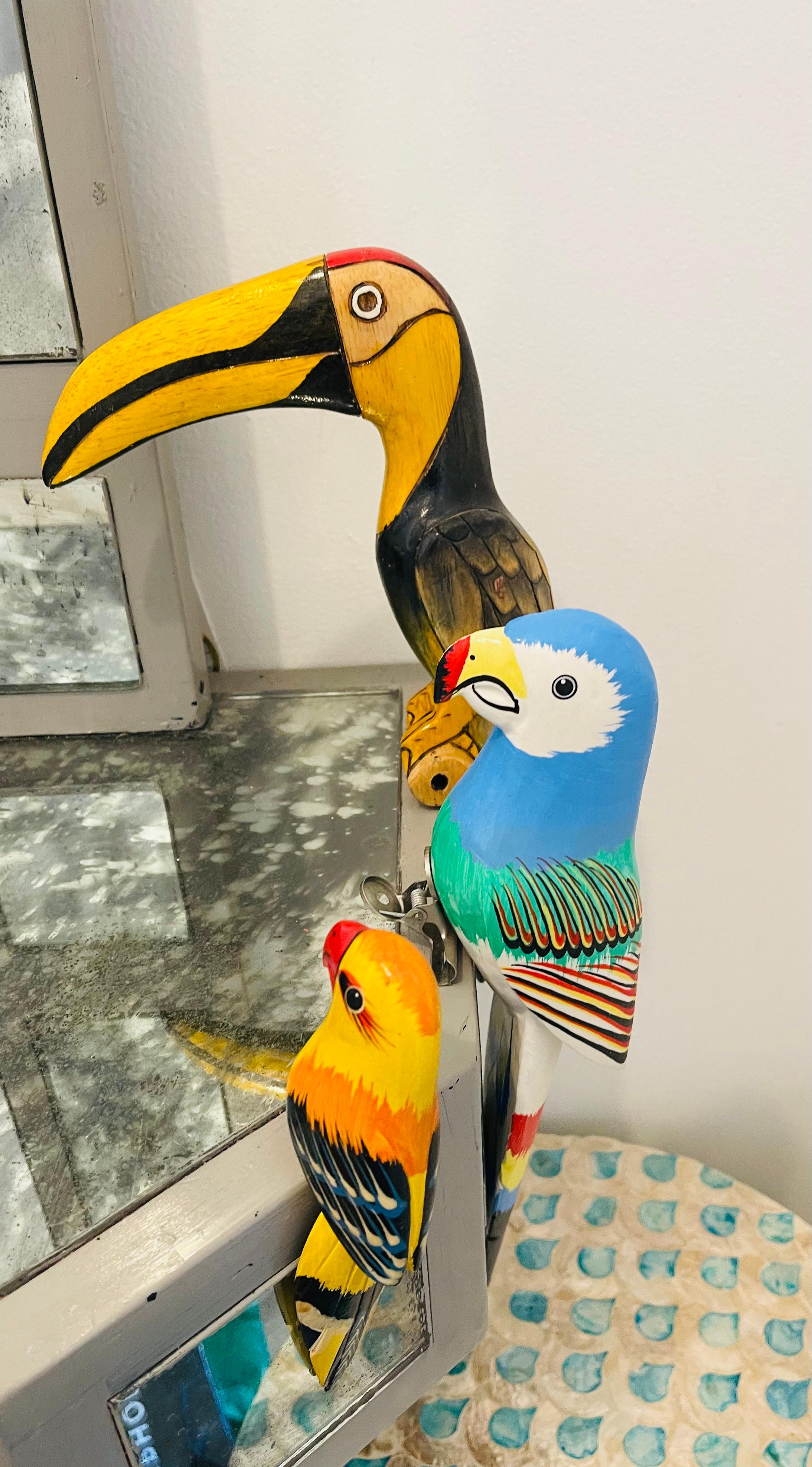 Cage en osier bombée avec 3 oiseaux en bois peints à la main en vente 3