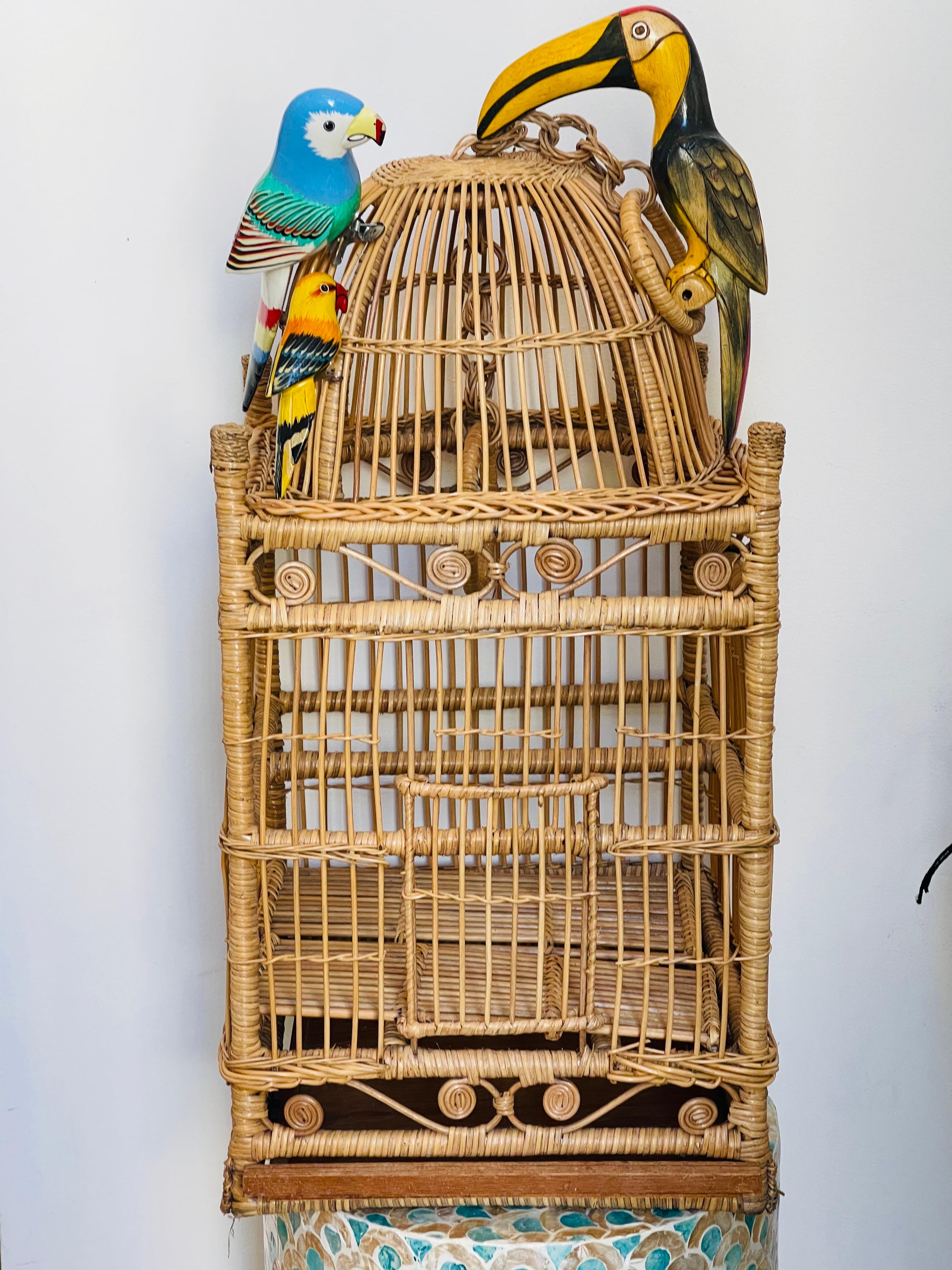 Grande cage à oiseaux en osier bombé avec 3 oiseaux en bois peint - perroquets et un toucan, 10