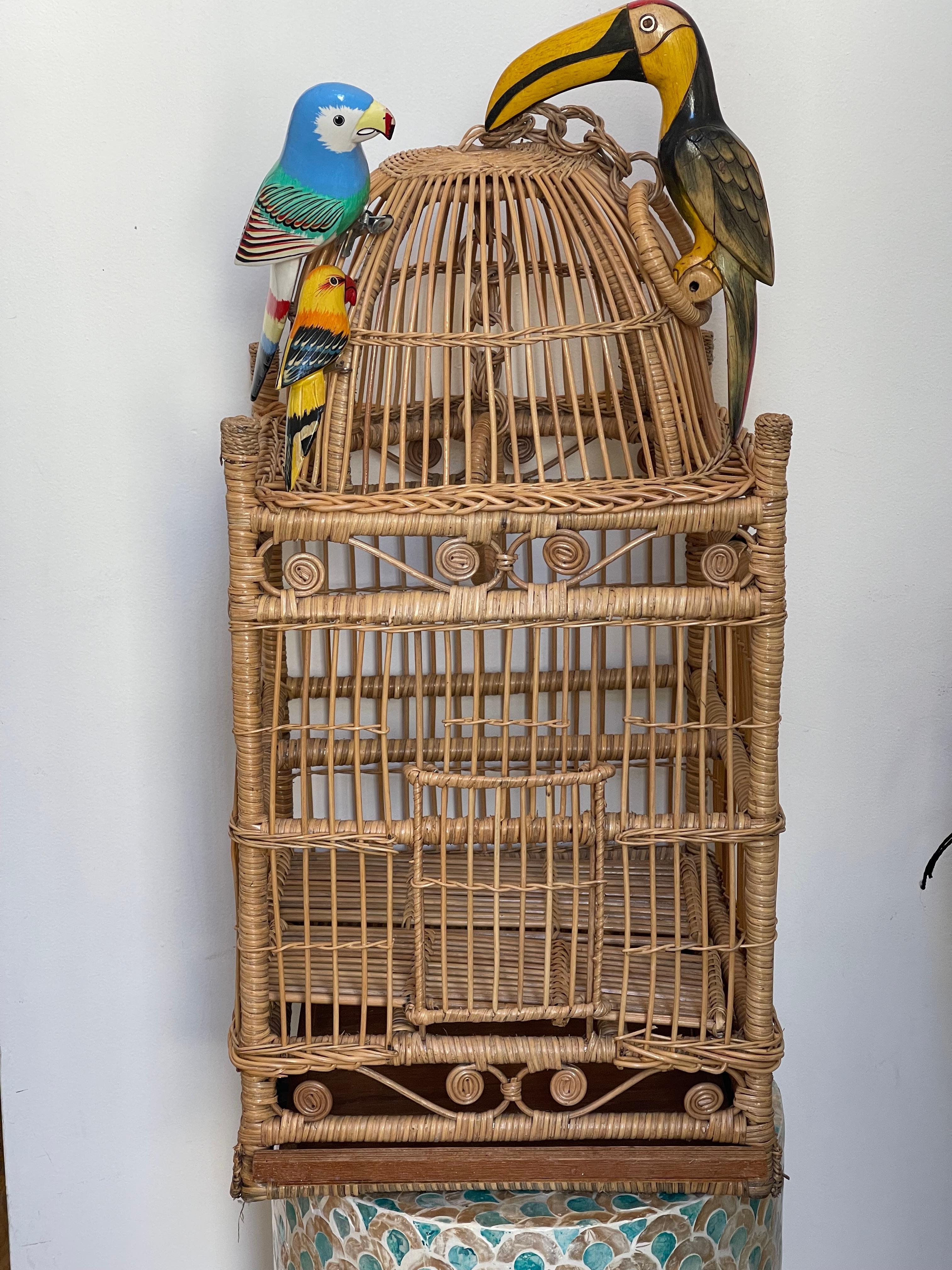 Organique Cage en osier bombée avec 3 oiseaux en bois peints à la main en vente