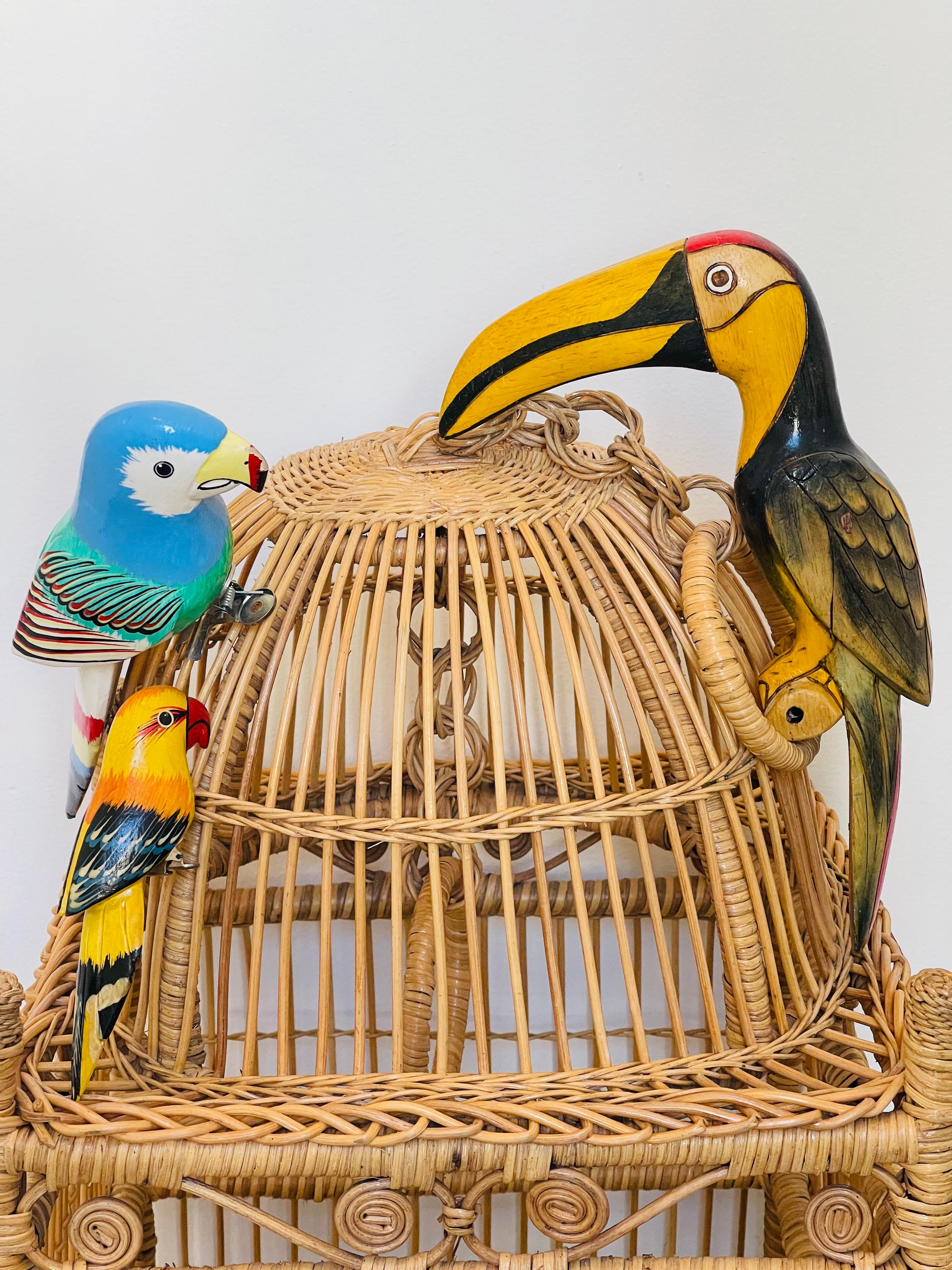 Américain Cage en osier bombée avec 3 oiseaux en bois peints à la main en vente