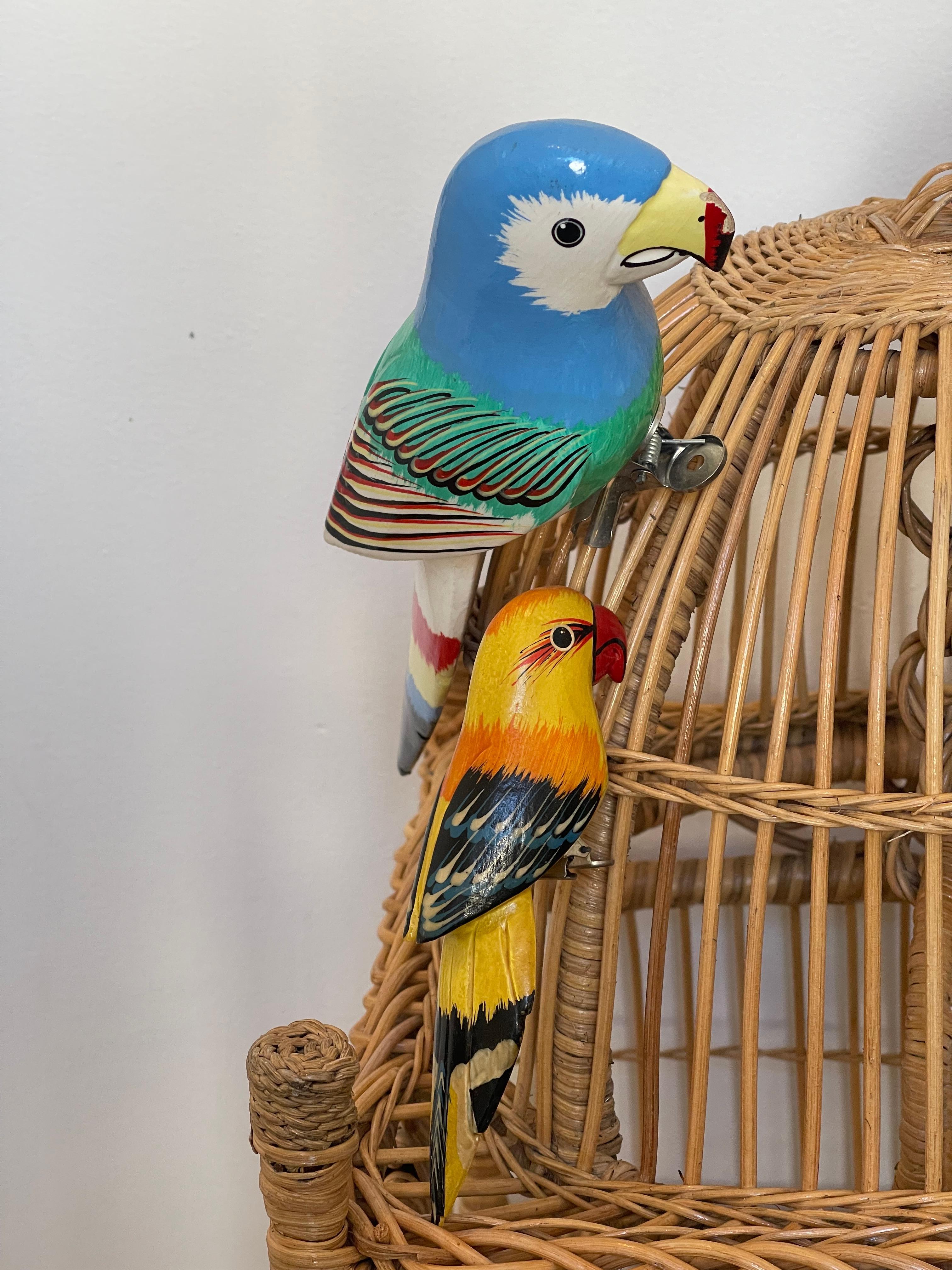 Cage en osier bombée avec 3 oiseaux en bois peints à la main Bon état - En vente à Boca Raton, FL