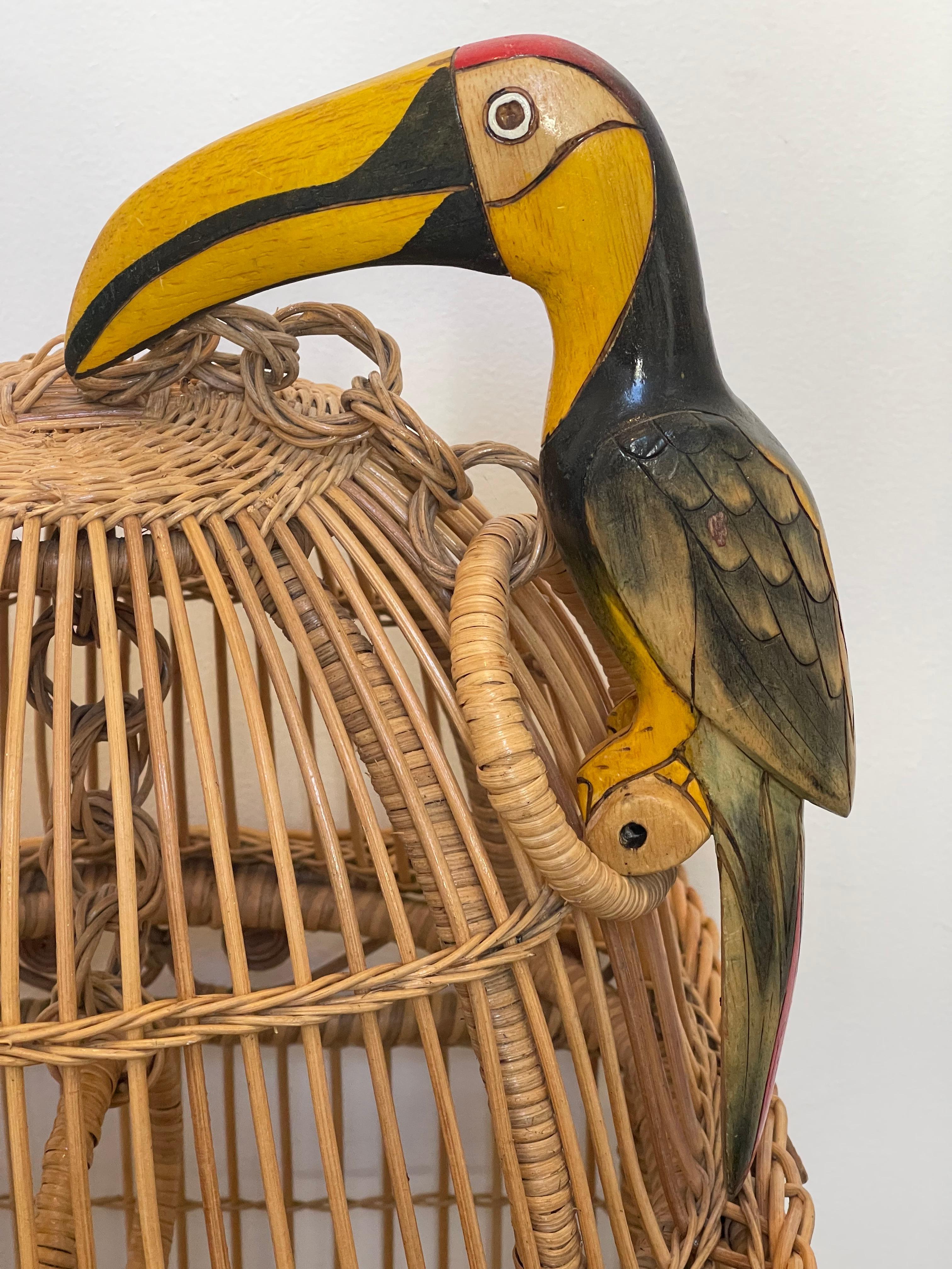 Milieu du XXe siècle Cage en osier bombée avec 3 oiseaux en bois peints à la main en vente