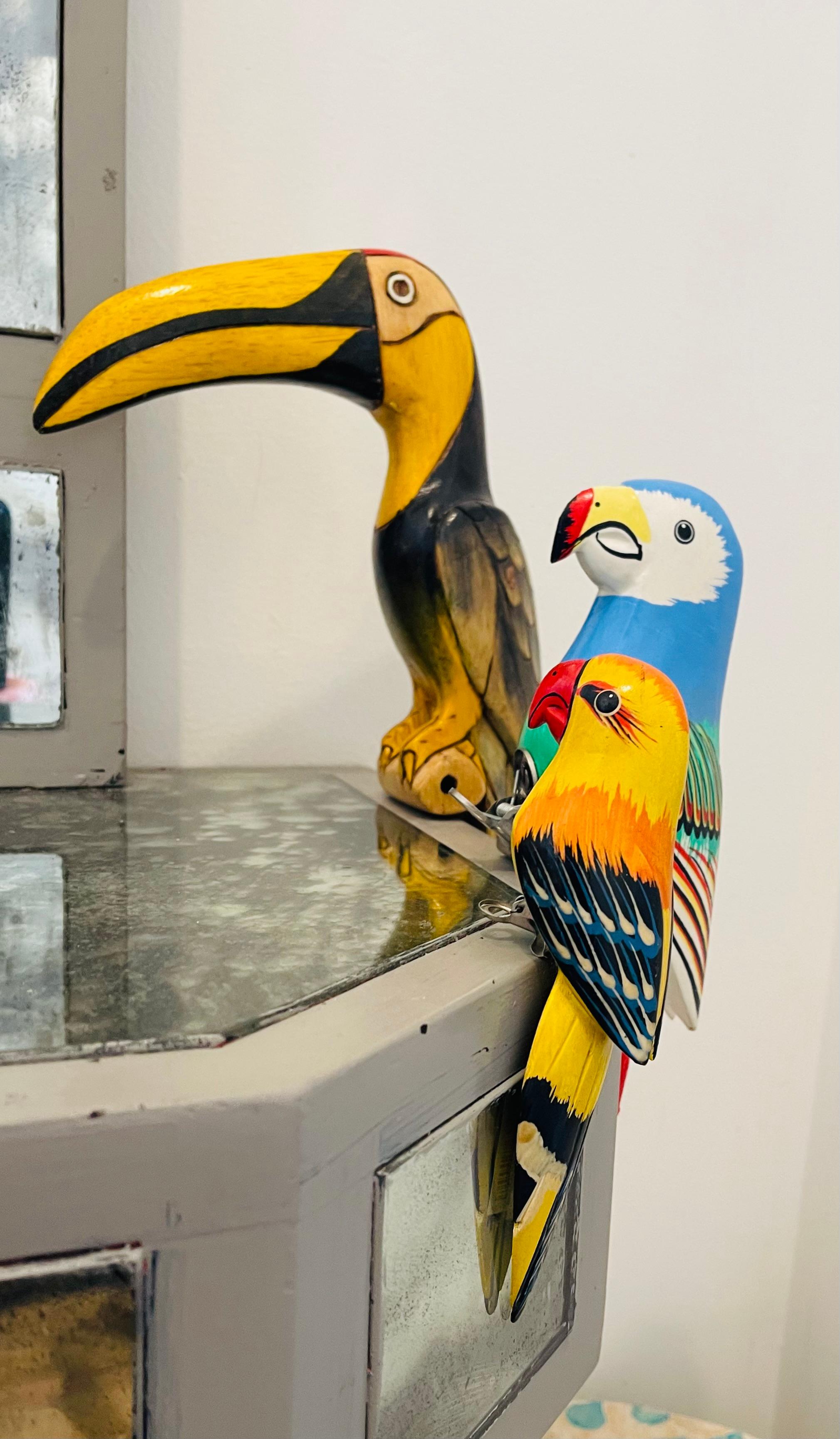 Osier Cage en osier bombée avec 3 oiseaux en bois peints à la main en vente