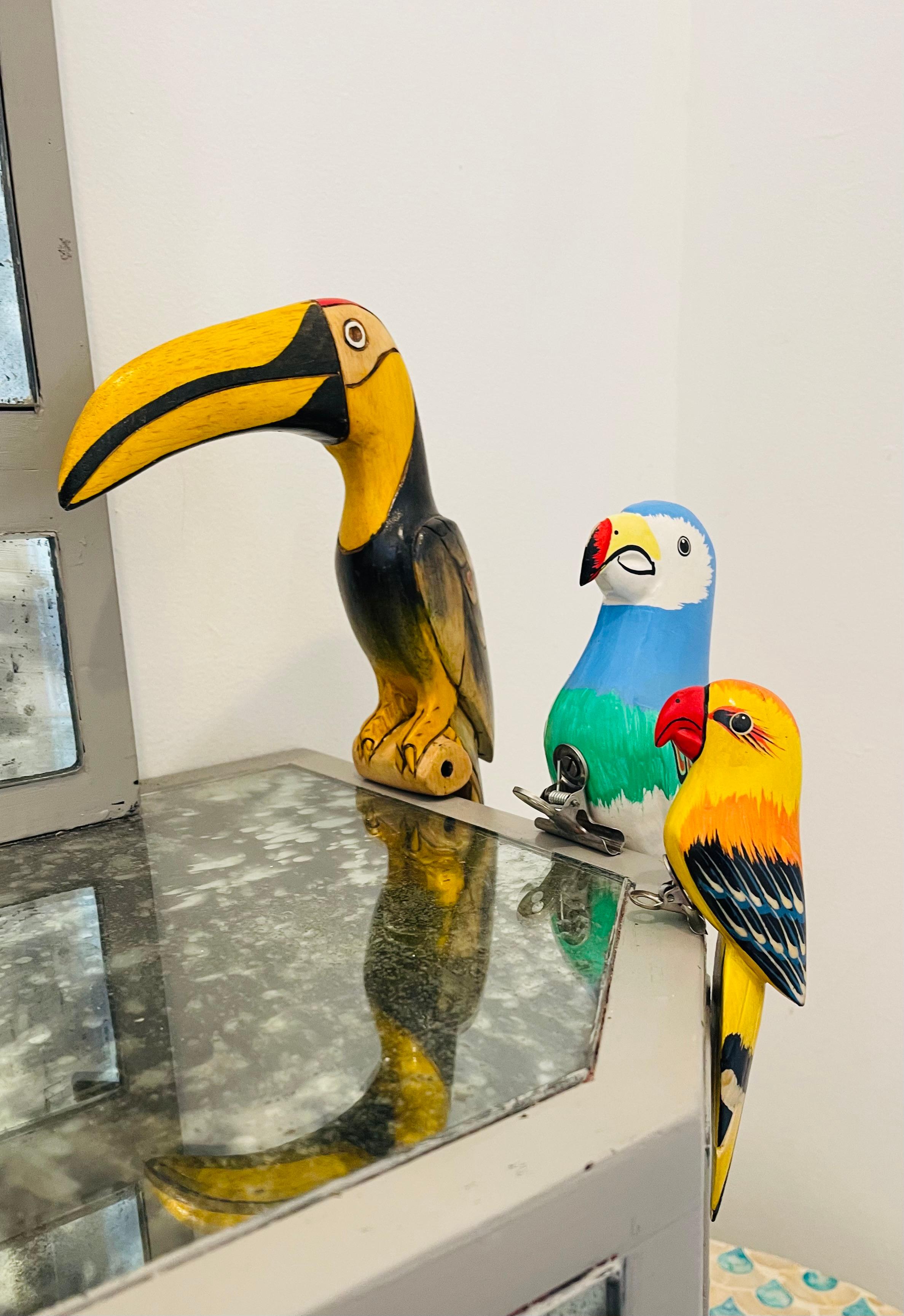 Cage en osier bombée avec 3 oiseaux en bois peints à la main en vente 1