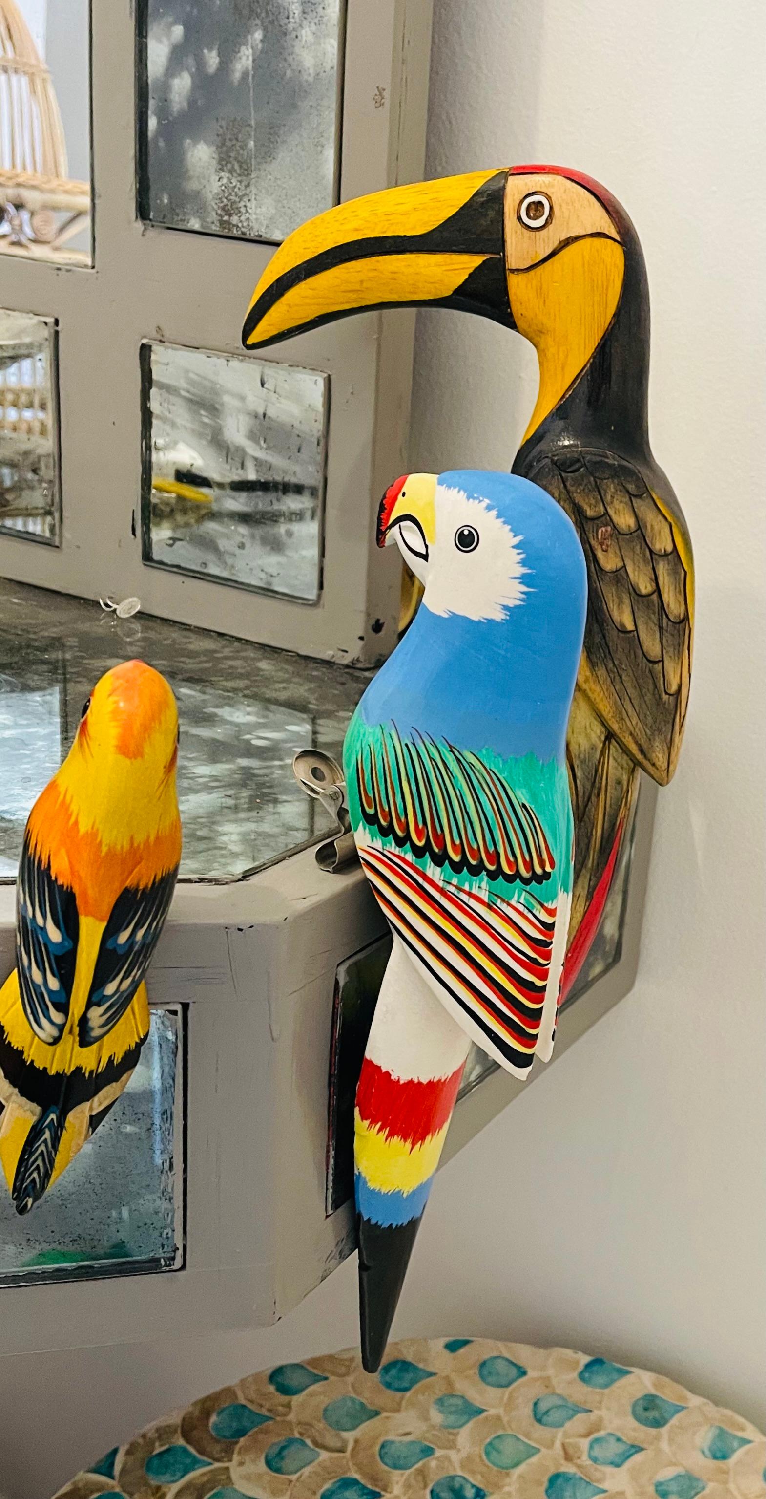 Cage en osier bombée avec 3 oiseaux en bois peints à la main en vente 2