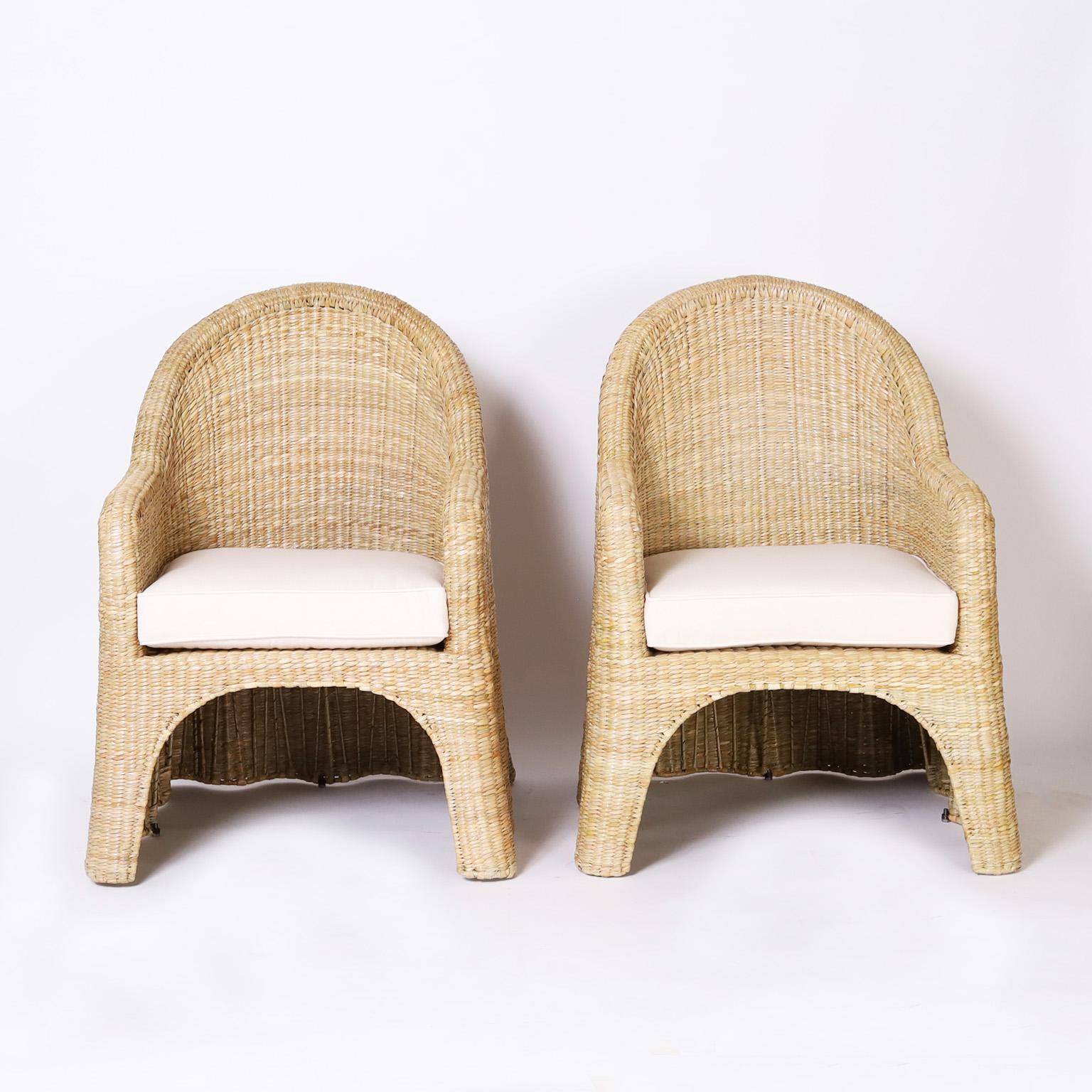 Von der Mitte des Jahrhunderts inspirierte Sessel aus Korbgeflecht oder Schilfrohr, die auf einem robusten Metallrahmen geflochten sind, in Form eines Geistervorhangs mit anmutigen Linien. Eines von vielen neuen Designs aus unserer FS Flores