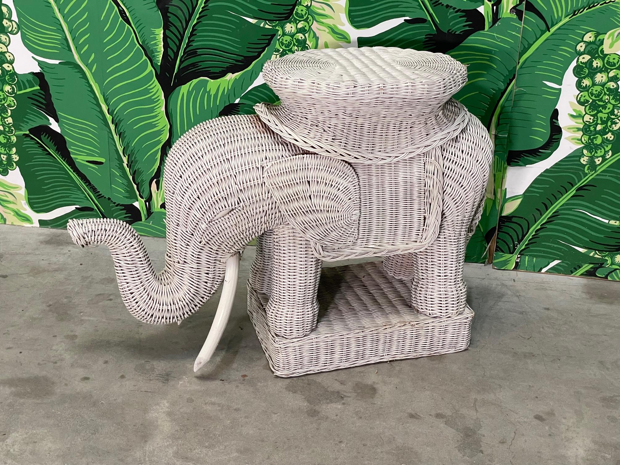 Organique Table d'appoint style Boho éléphant en osier en vente