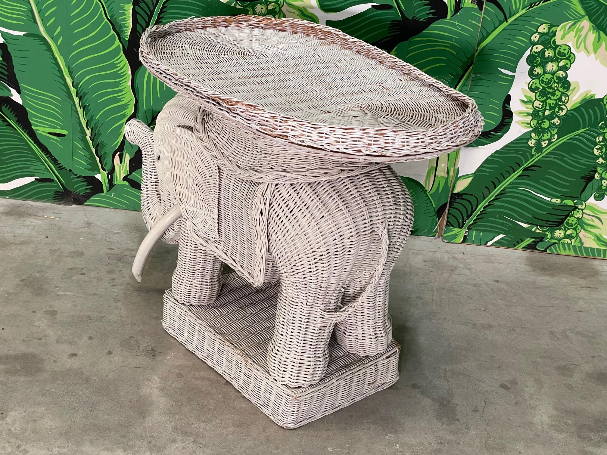 Osier Table d'appoint style Boho éléphant en osier en vente