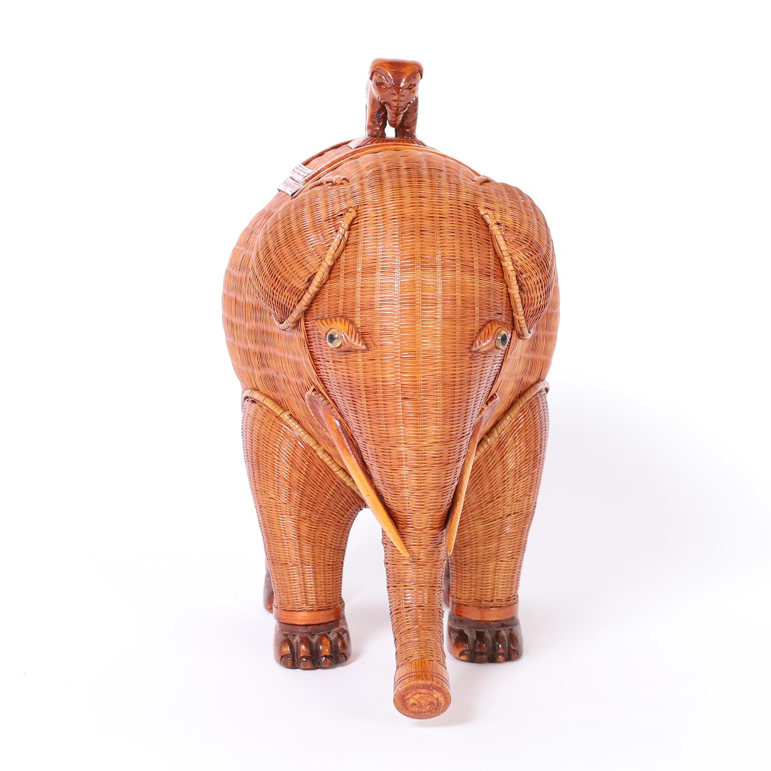 Boîte à éléphant chinoise ambitieusement fabriquée en osier avec des défenses, des pieds et une poignée de couvercle en bois sculpté. De la célèbre collection de Shanghai.