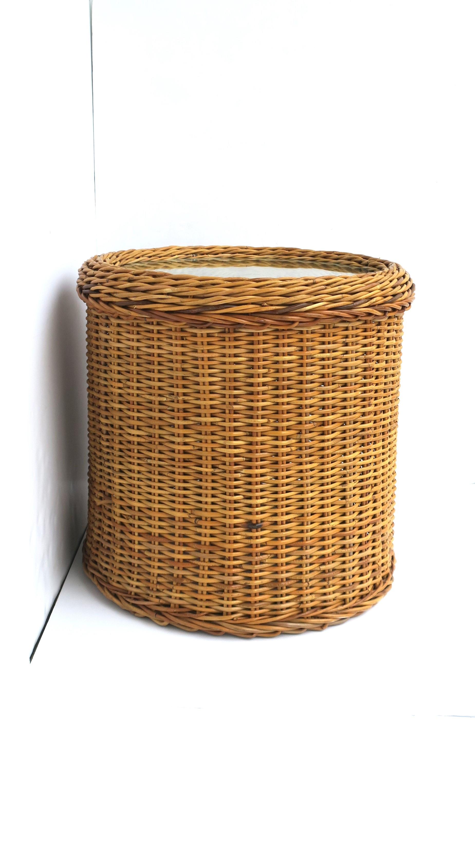Beistelltisch aus Korbweide und Glas im Stil von McGuire im Angebot 6
