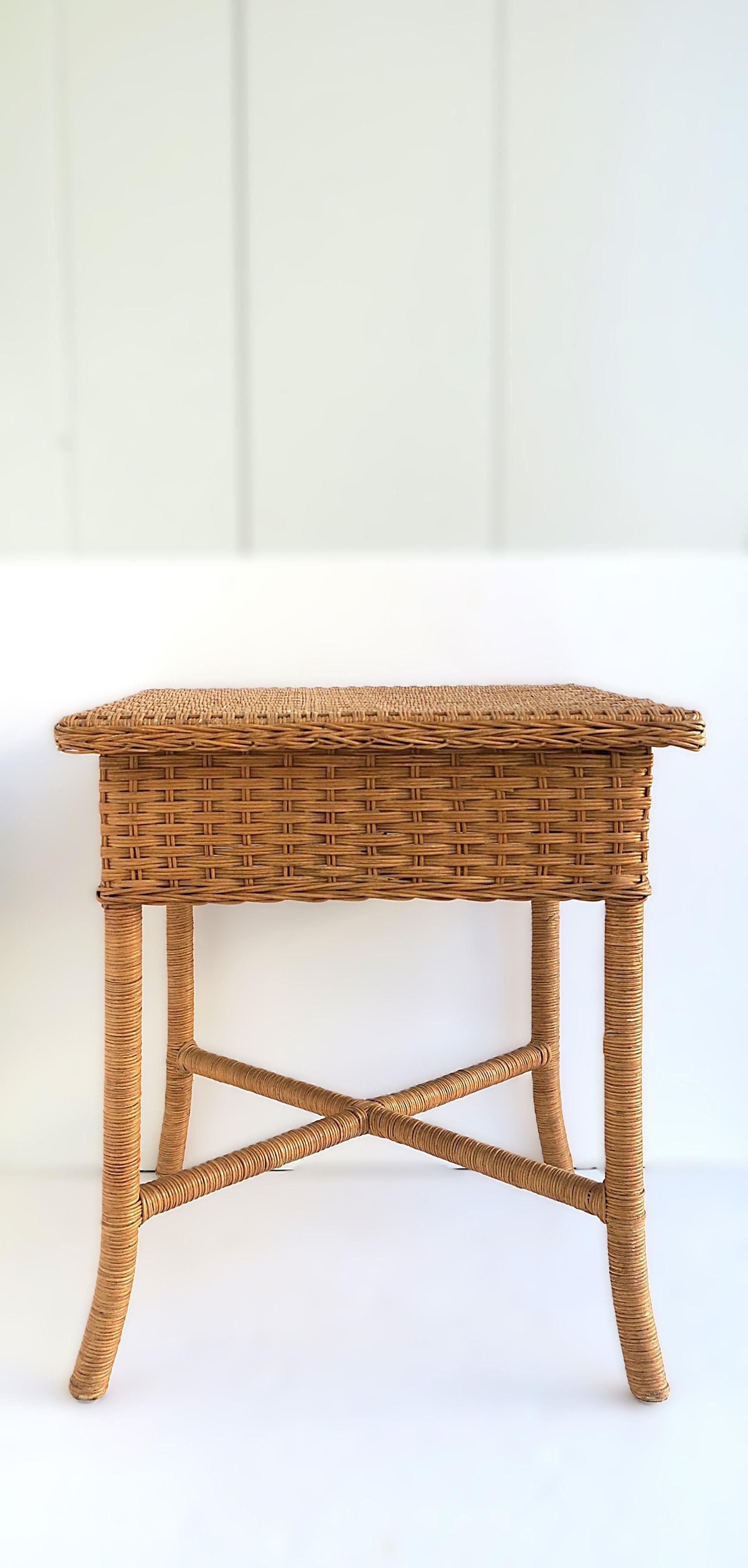 Wicker End Table In Good Condition For Sale In New York, NY