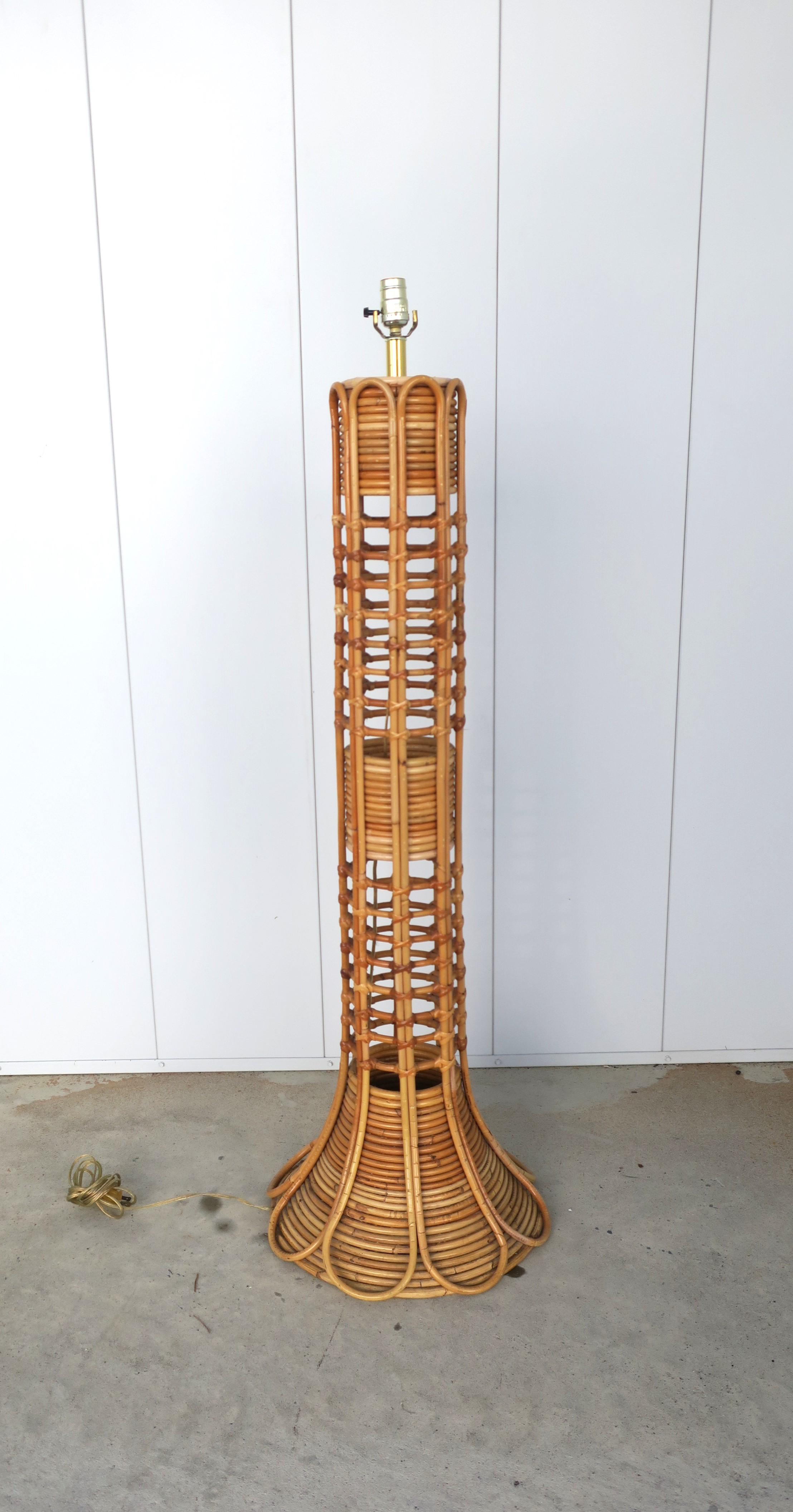 Wicker Floor Lamp in the Crespi Albini Style In Good Condition For Sale In New York, NY