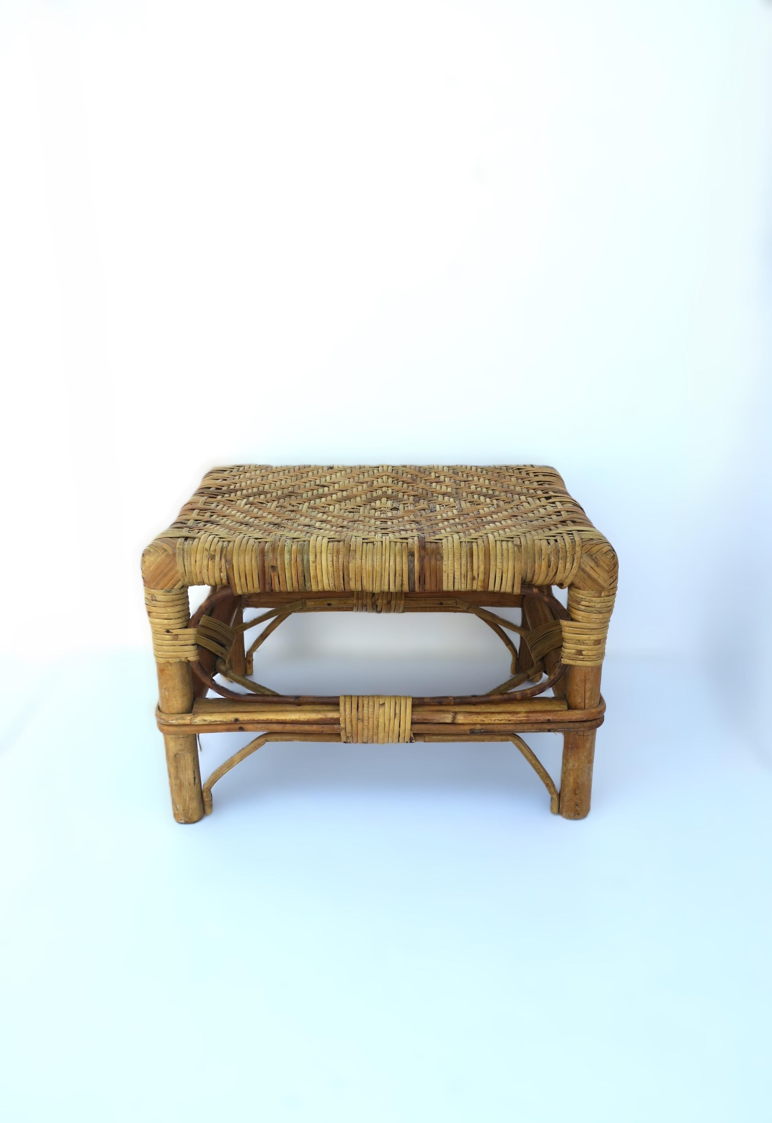 Reposapiés rectangular de mimbre con tapa tejida y patas de ratán envuelto, hacia mediados del siglo XX. Una gran pieza para apoyar los pies, sostener un libro(s)/un cóctel, una planta, etc. Muchos usos. Dimensiones: 12,5