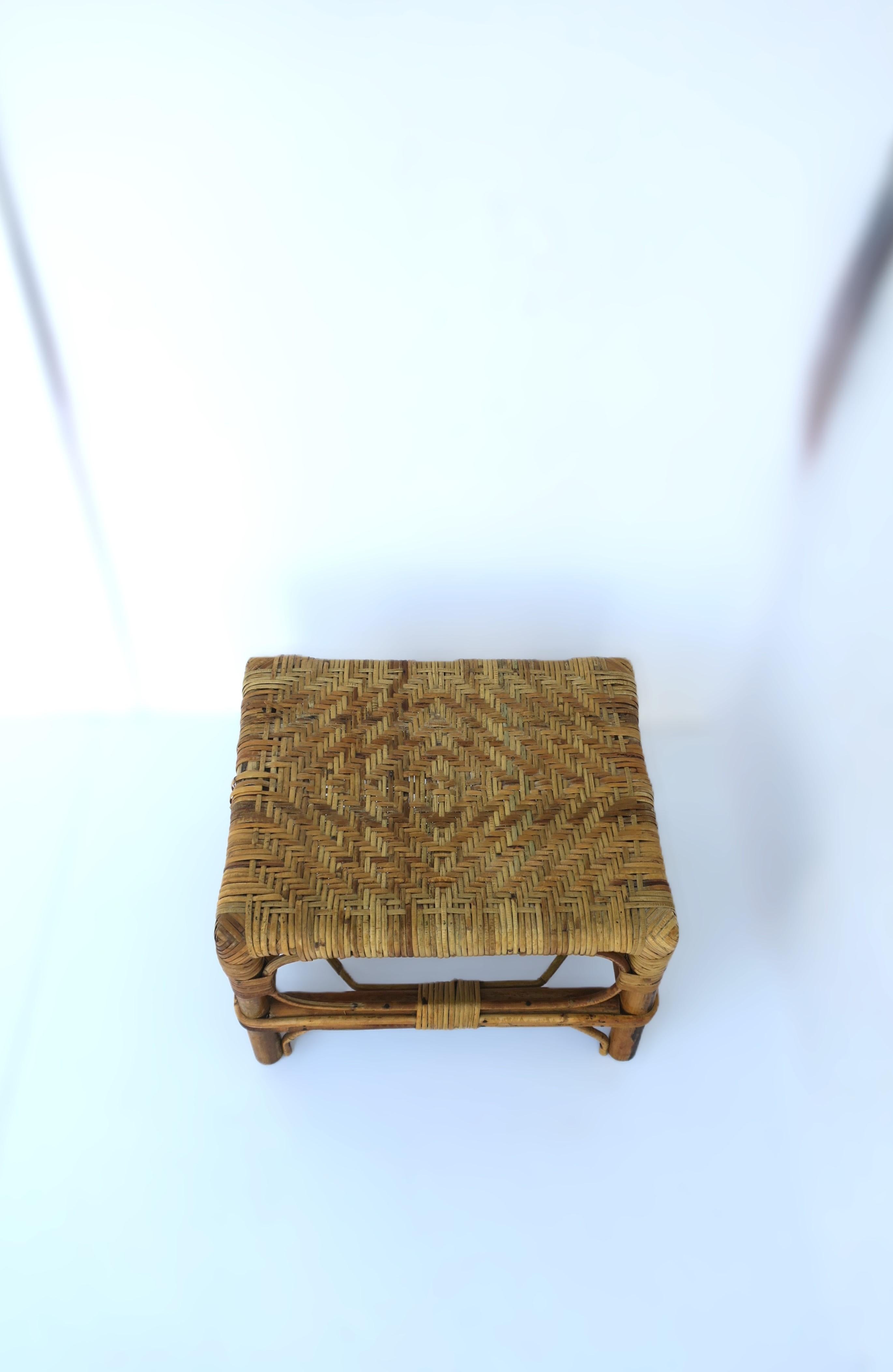 Reposapiés de mimbre siglo XX en venta