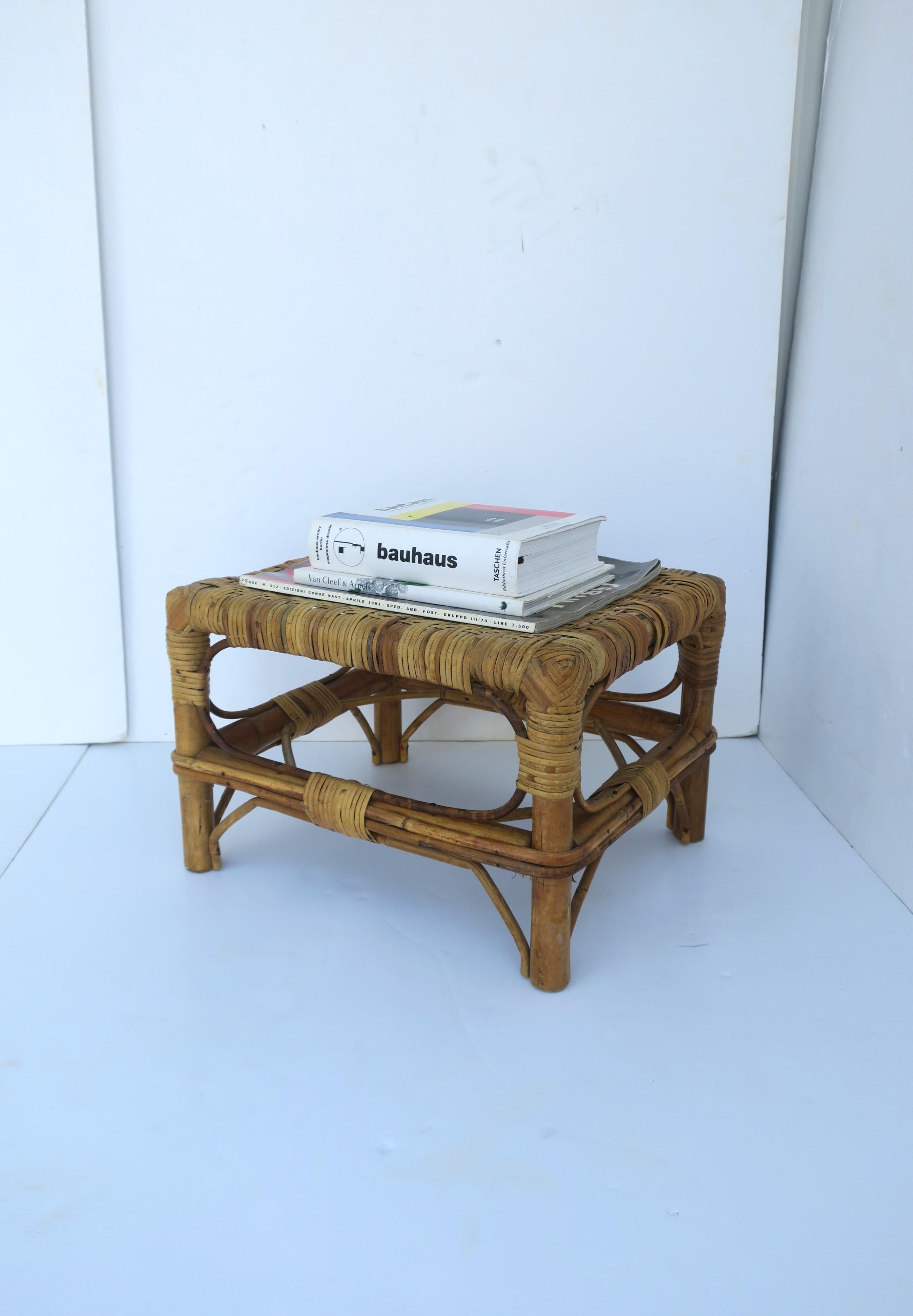 Reposapiés de mimbre en venta 2