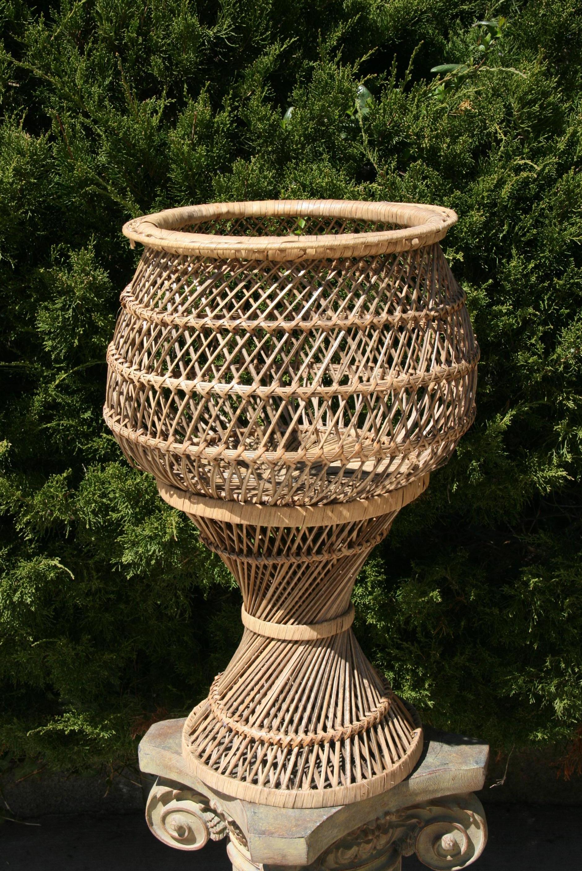 3-502 Wicker plant stand. Measures: Top opening 10.5