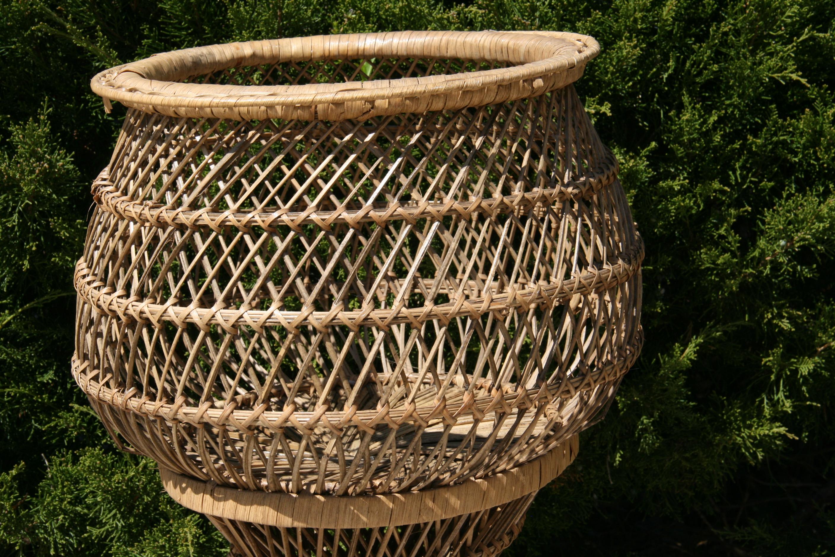 Wicker Garden Plant Stand In Good Condition In Douglas Manor, NY