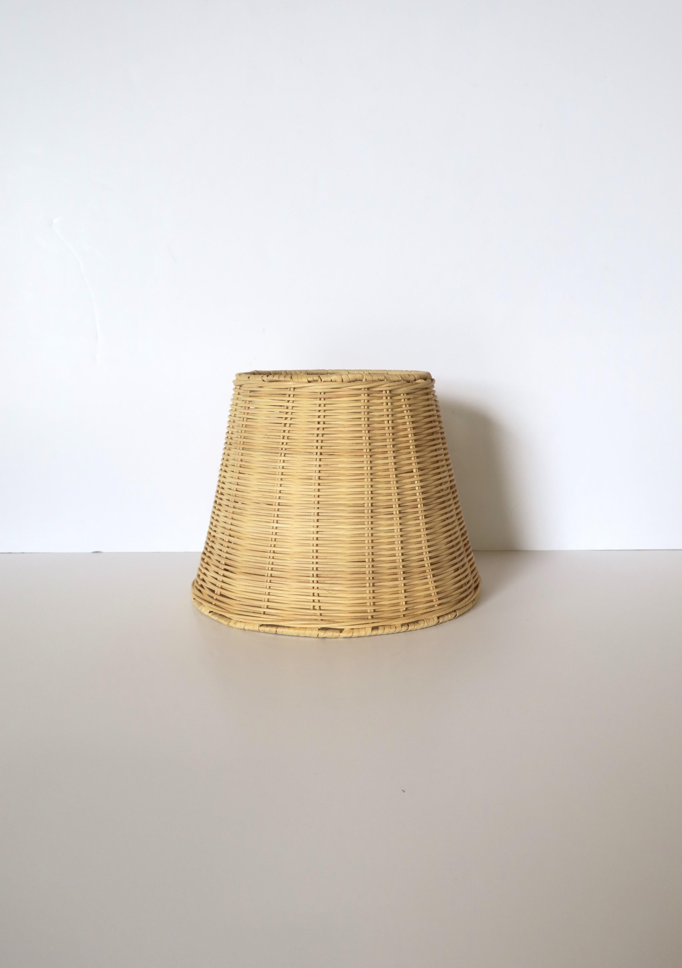 A creamy white or off-white light beige wicker lampshade with coordinating metal hardware. Very good condition as shown in images and video. 

Dimensions: 
8.75