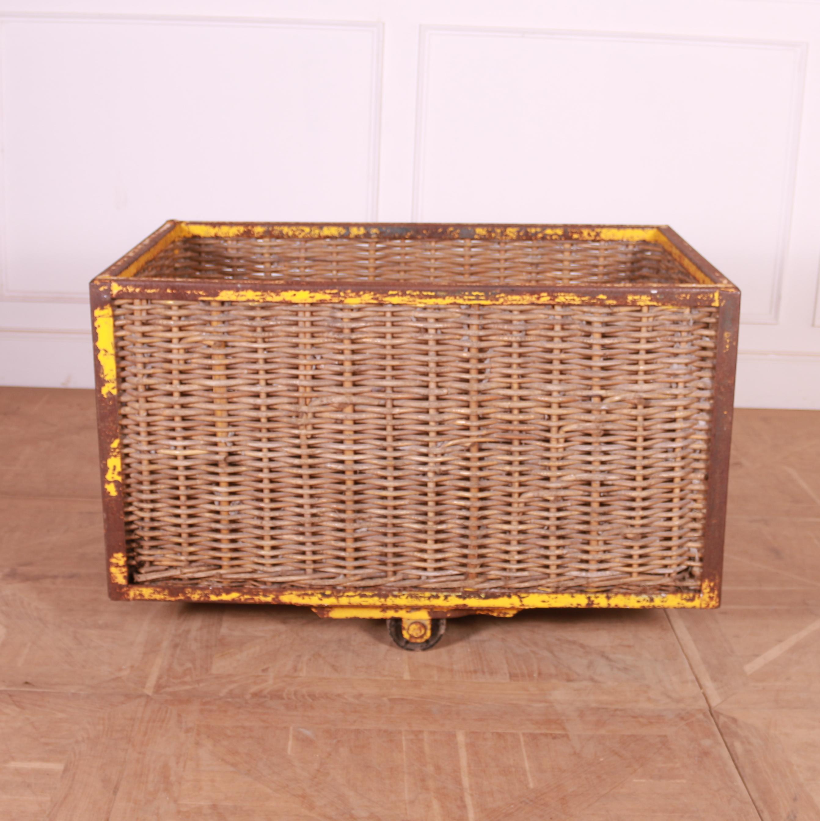 Wicker Log Basket In Good Condition For Sale In Leamington Spa, Warwickshire