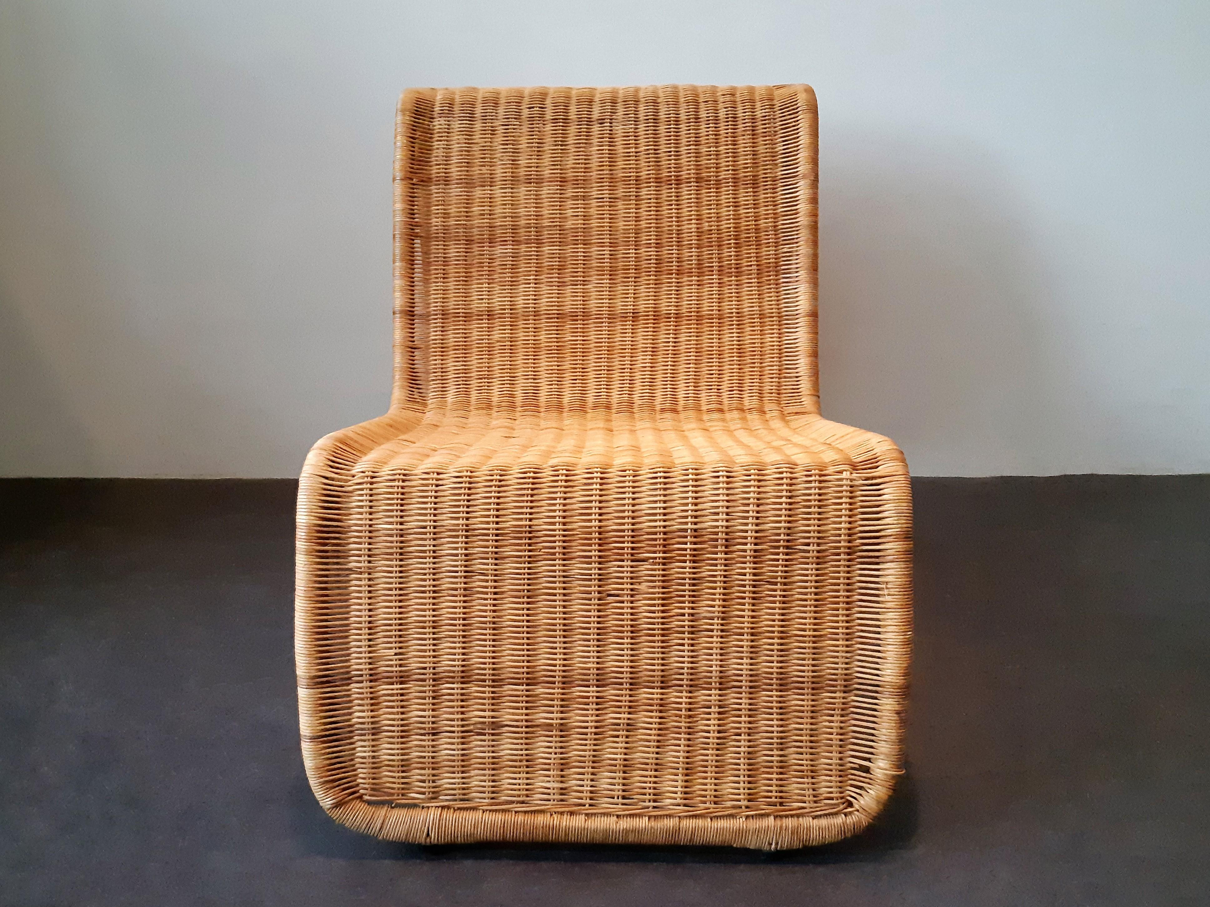 Cette chaise longue étonnante et très confortable est souvent attribuée à une conception de Tito Agnoli:: la P3:: réalisée par Pierantonio Bonacina. Cependant:: cette chaise légèrement plus inclinée a été produite par Ikea à peu près à la même