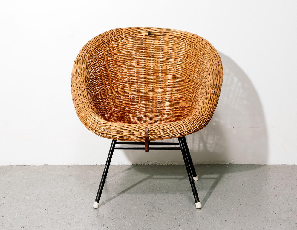Mid-Century Modern lounge chair attributed to Dutch designer Dirk van Sliedregt, 1950s. Wicker seat over a black painted rod base with leather straps.