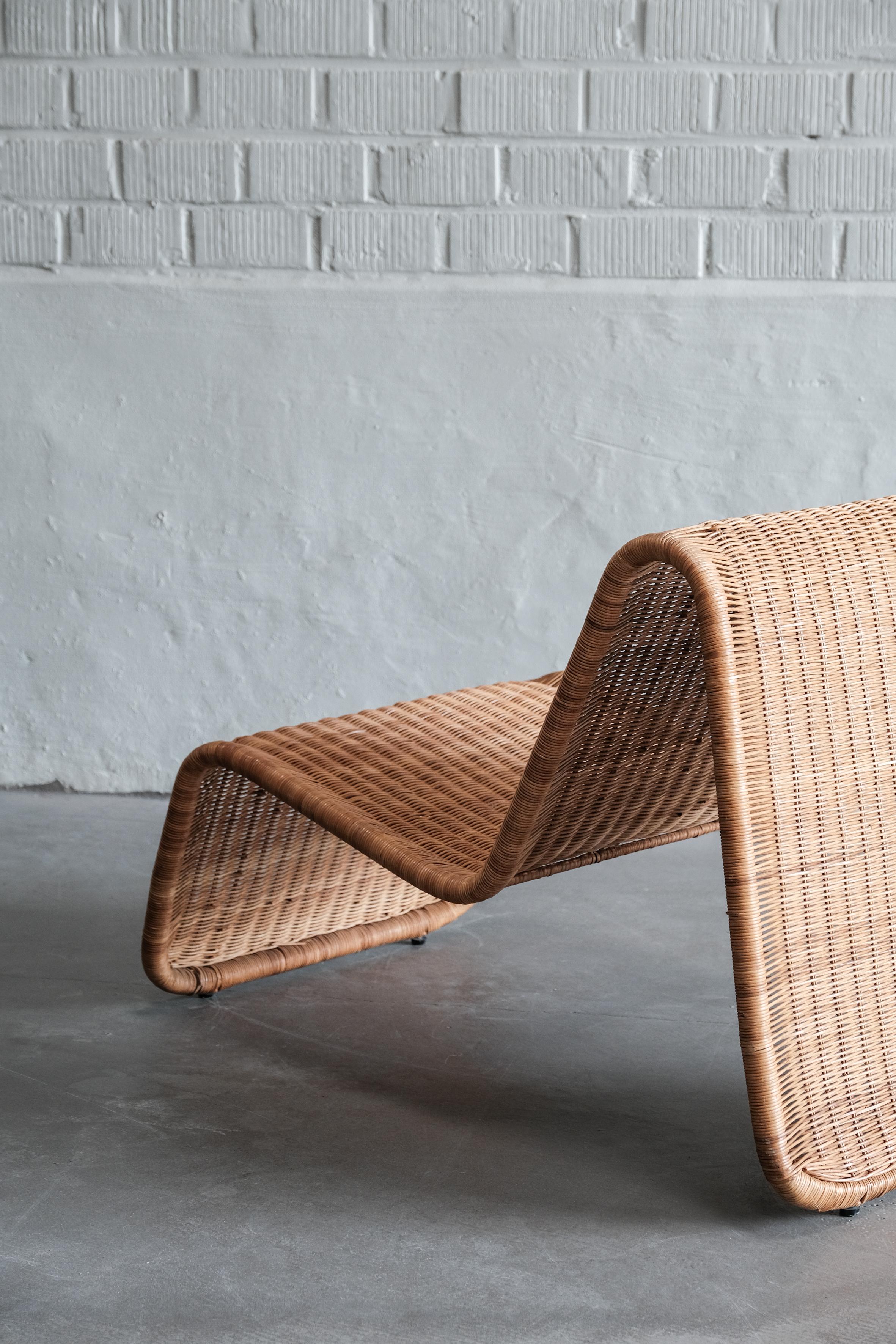 Mid-Century Modern Wicker lounge chair in the manner of Tito Agnoli For Sale