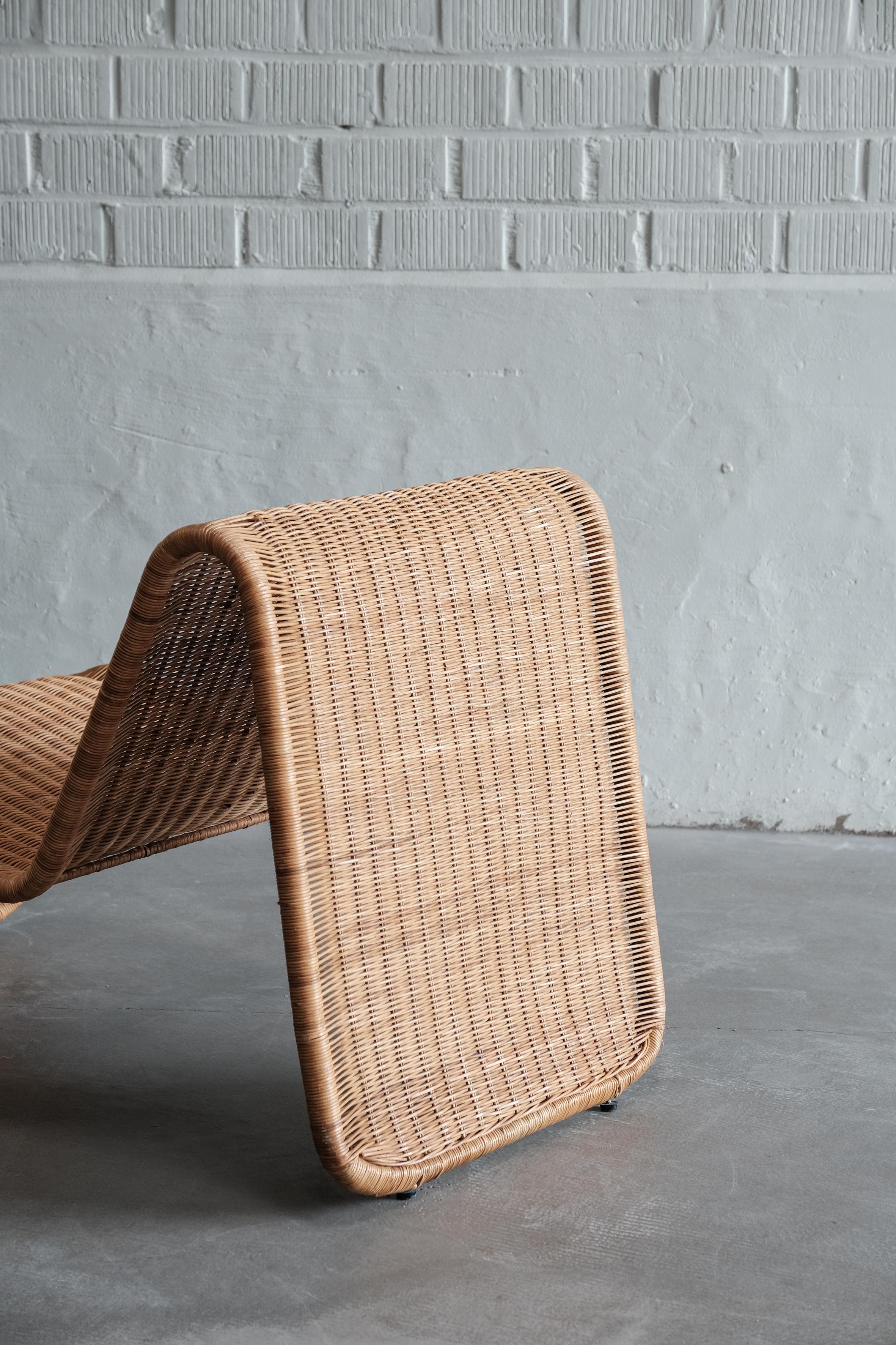 Italian Wicker lounge chair in the manner of Tito Agnoli For Sale