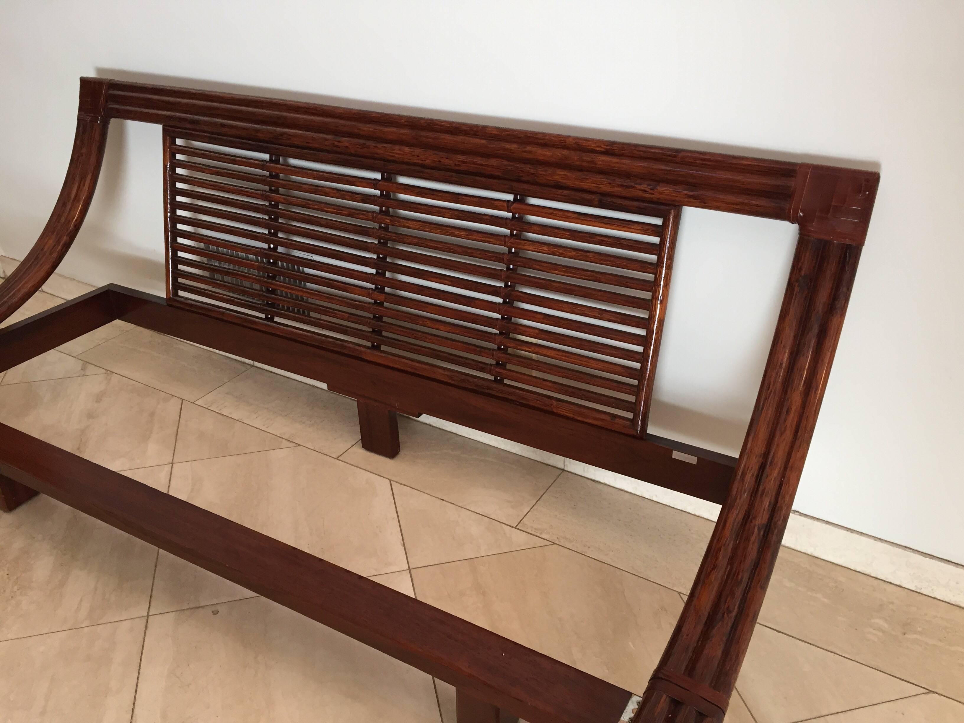 Lit à plateforme basse en osier créé par Maugrion Luxury Rattan:: fabriqué en France pour Roche Bobois. 
Lit français contemporain à plate-forme basse:: rotin en osier organique moderne avec des sangles en cuir en finition bois de cerisier. 
Style