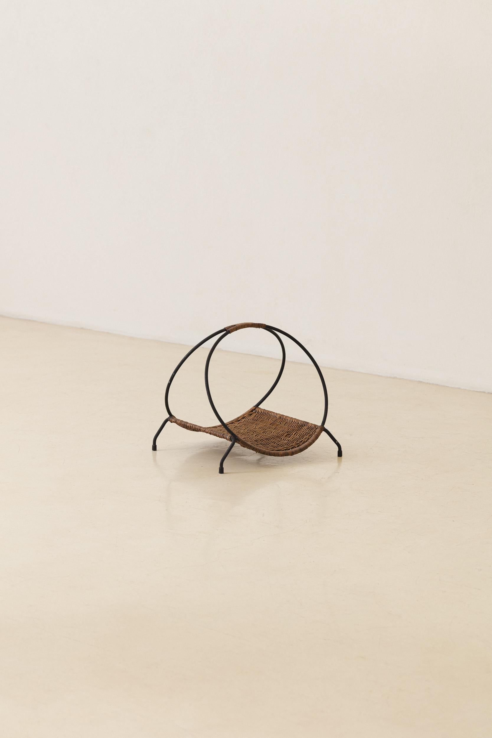 Le patrimoine mobilier moderne brésilien recèle des pièces dont l'origine reste mystérieuse. Ces designs, magnifiquement réalisés et imprégnés de l'esthétique de leur époque, n'ont pas encore été rattachés à une entreprise ou à un designer